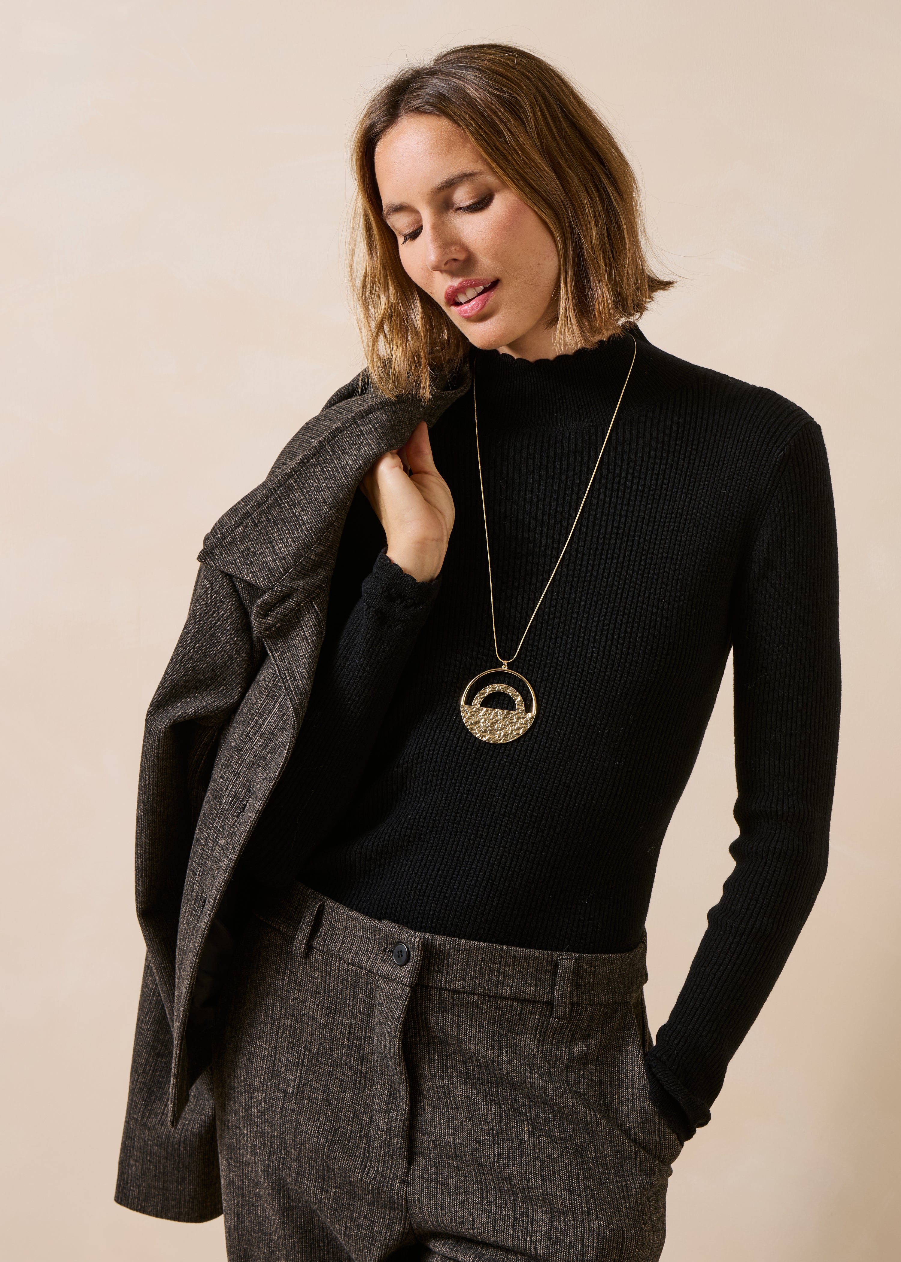 Collier sautoir doré à pendentif