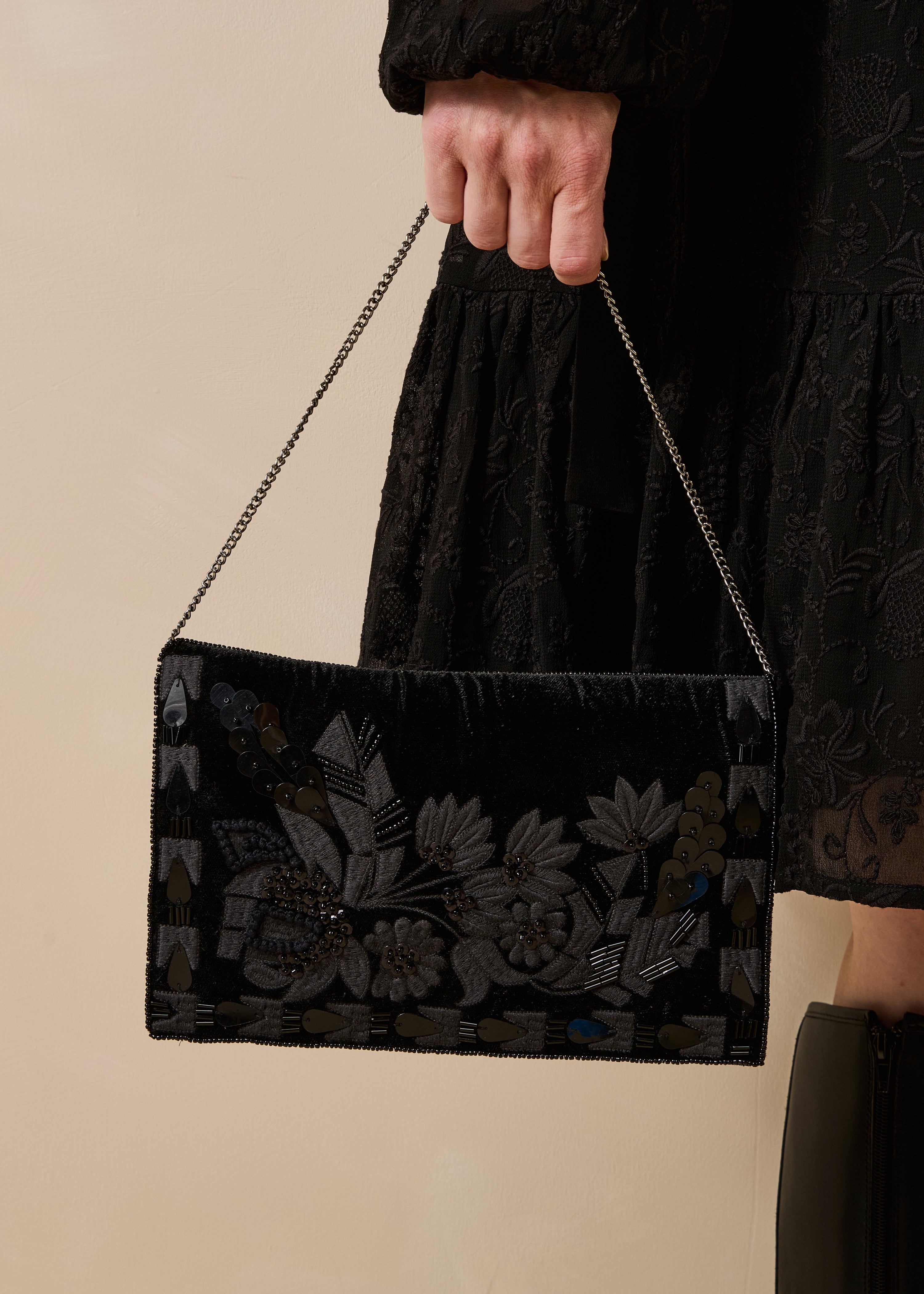 Sac bandoulière noir avec perles