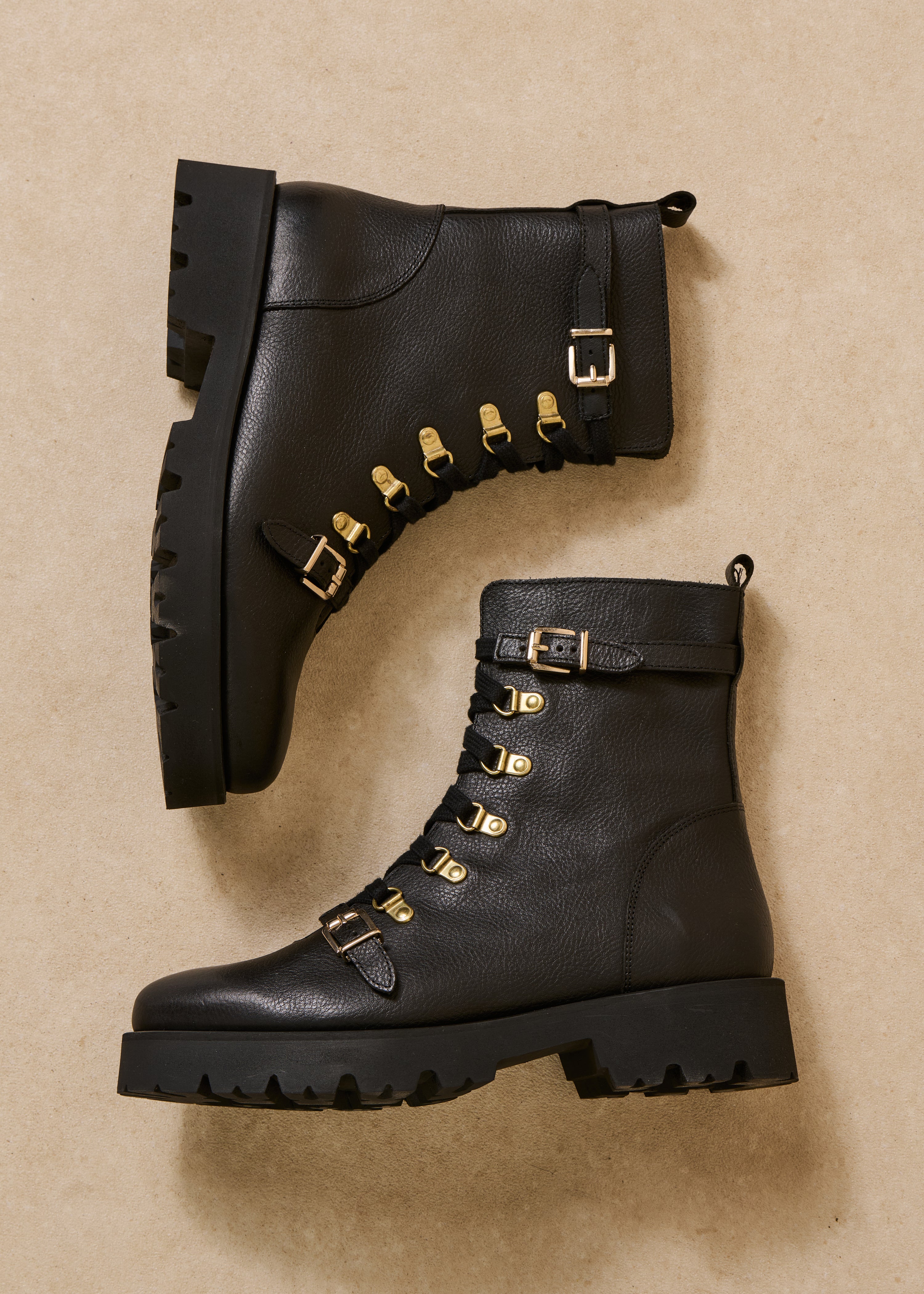 Bottes noires zippées en cuir à talons