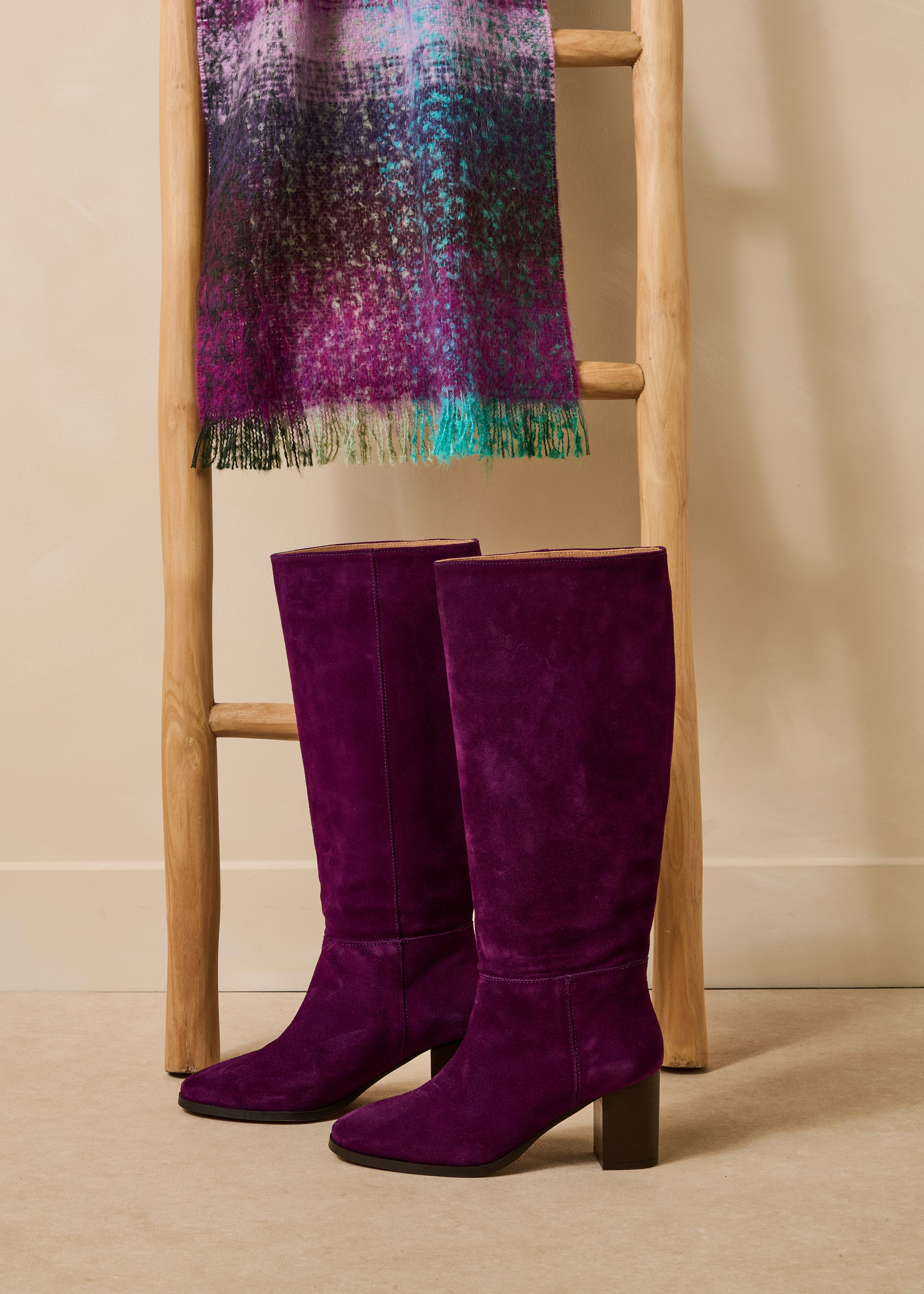 Bottes violettes en cuir suédé à talons