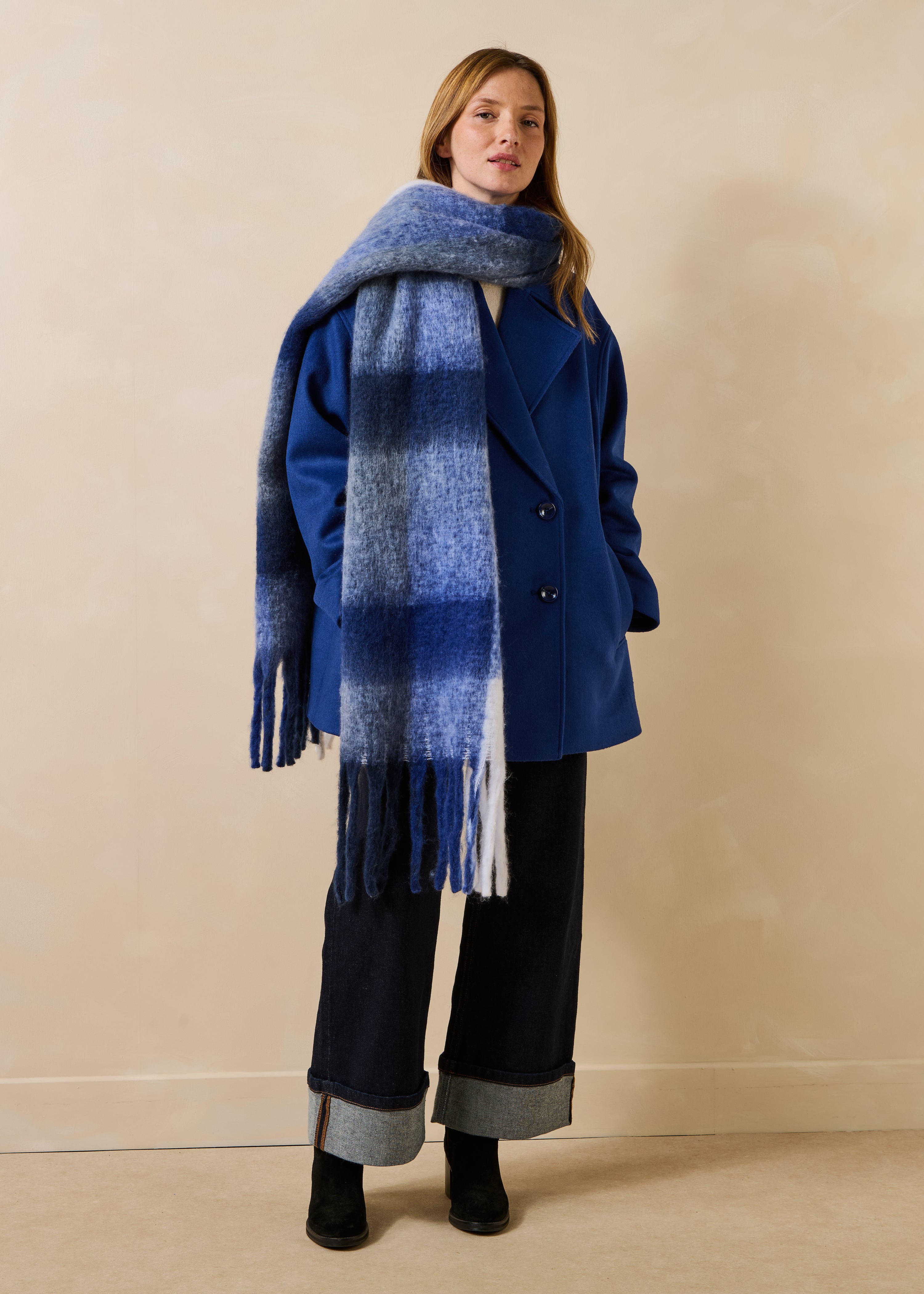 Blauwe geruite sjaal