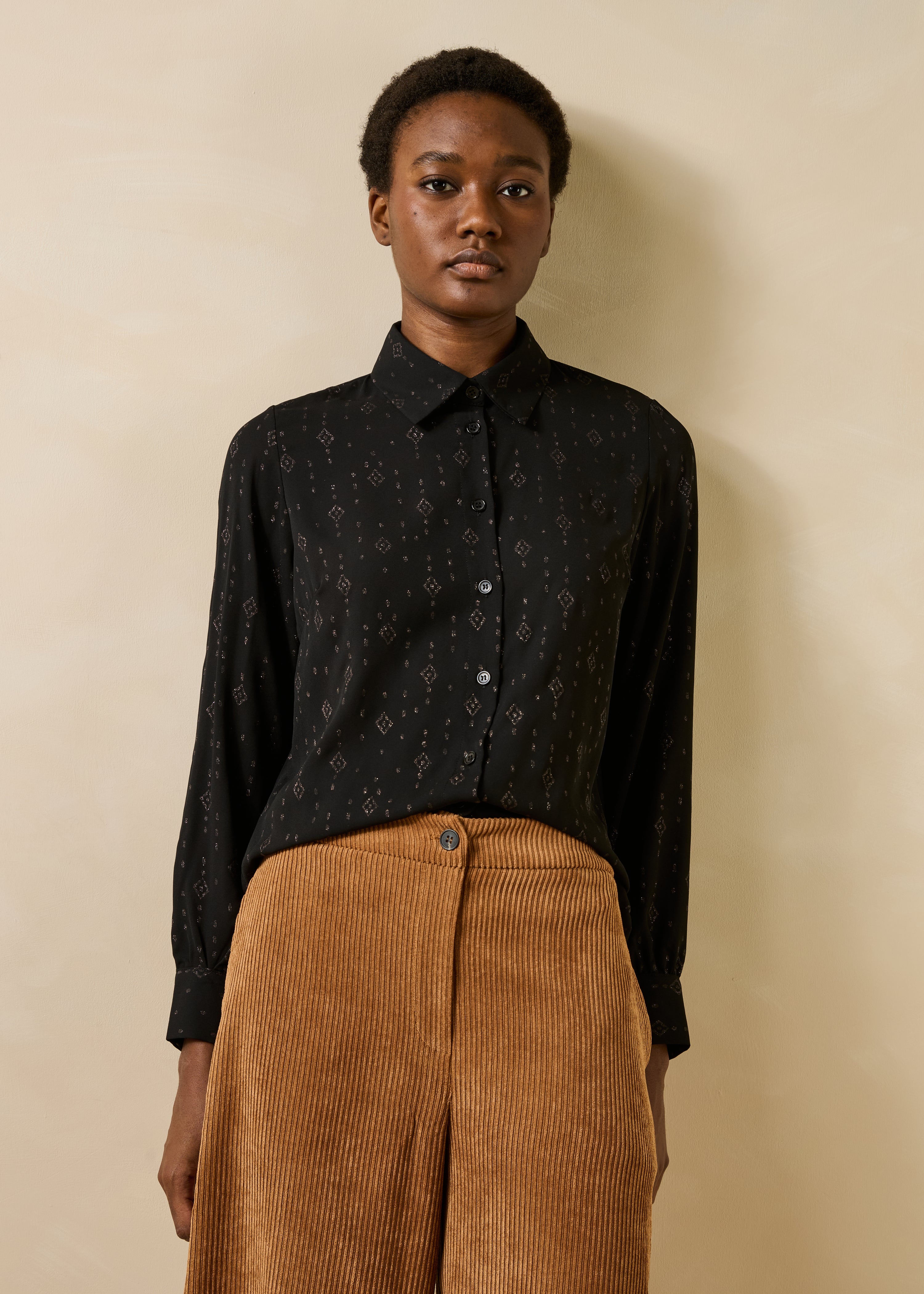 Camicia nera a maniche lunghe con stampa