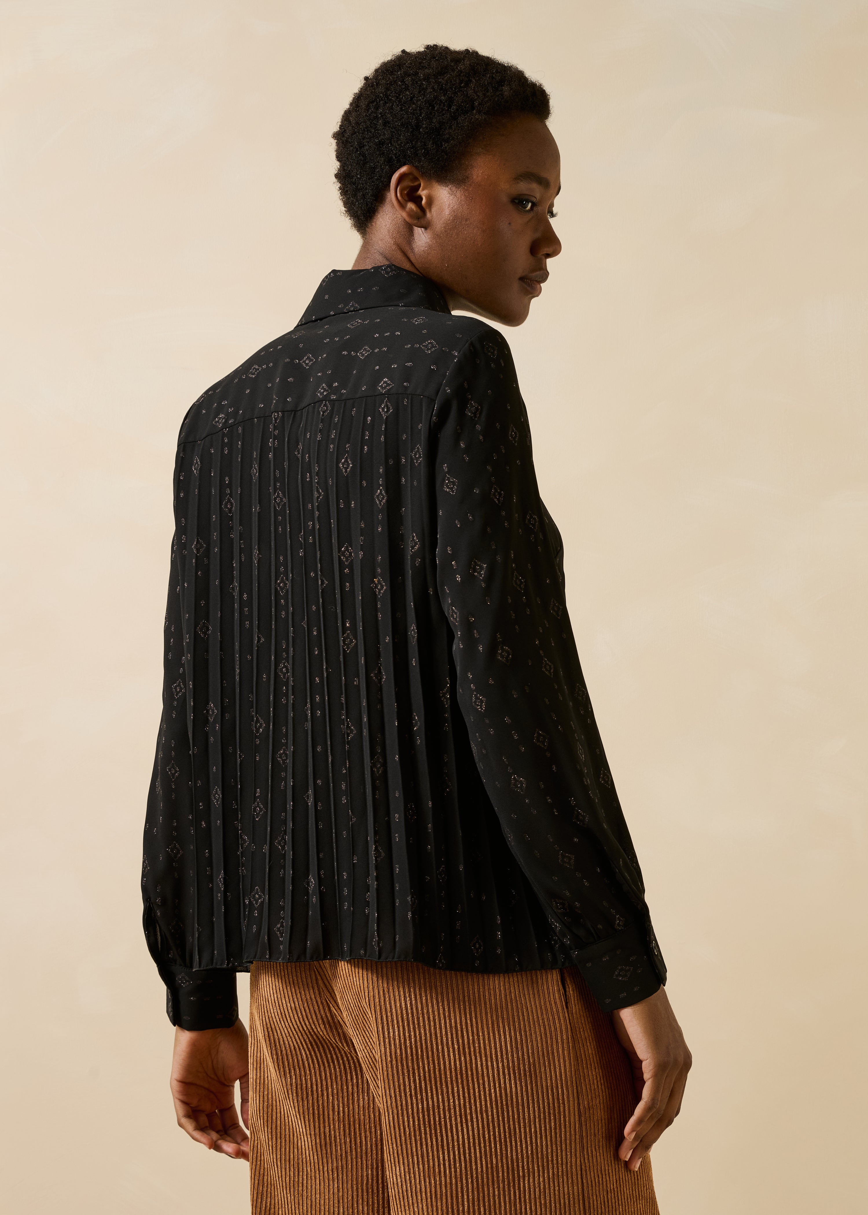 Camicia nera a maniche lunghe con stampa