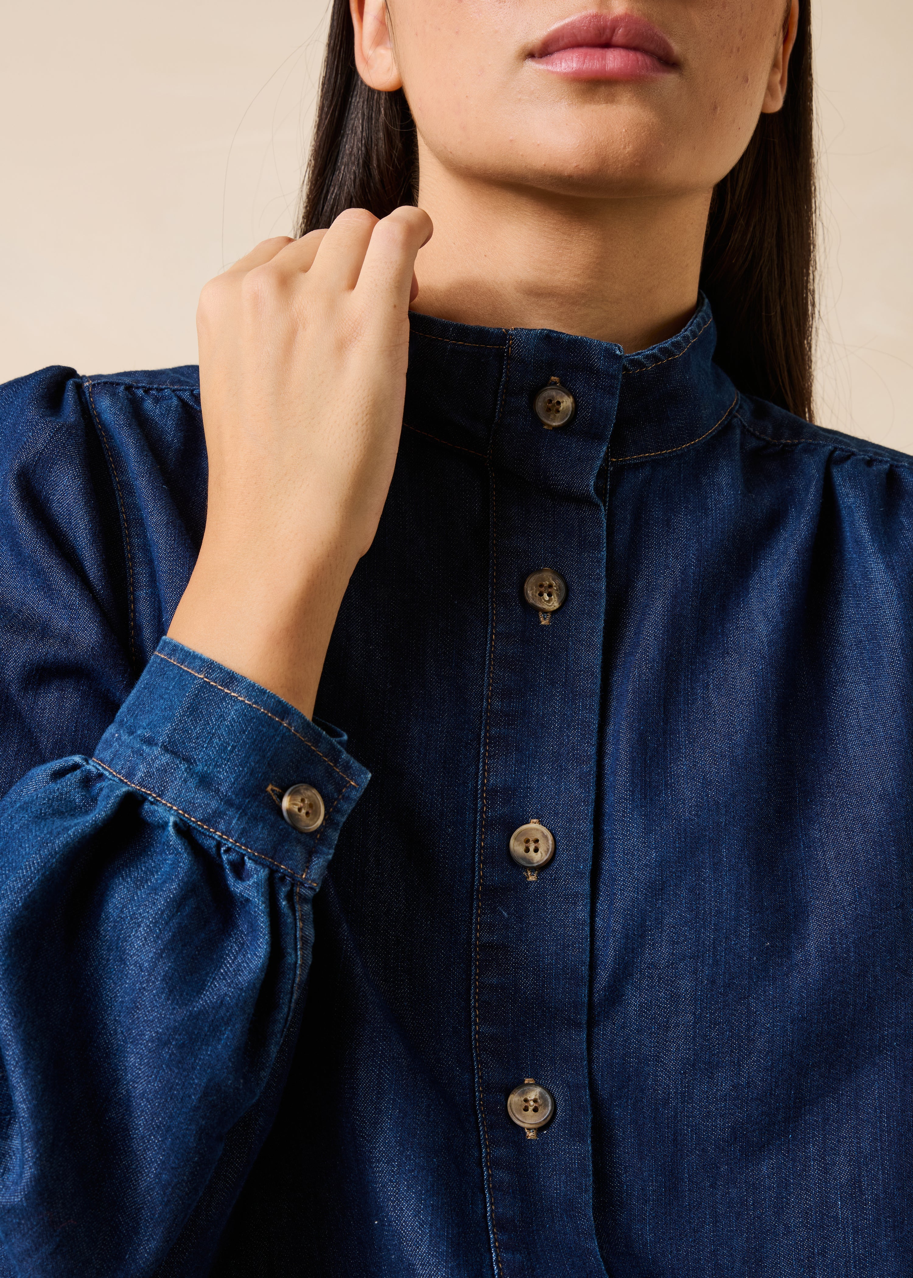 Bluse aus rohem Denim mit langen Ärmeln