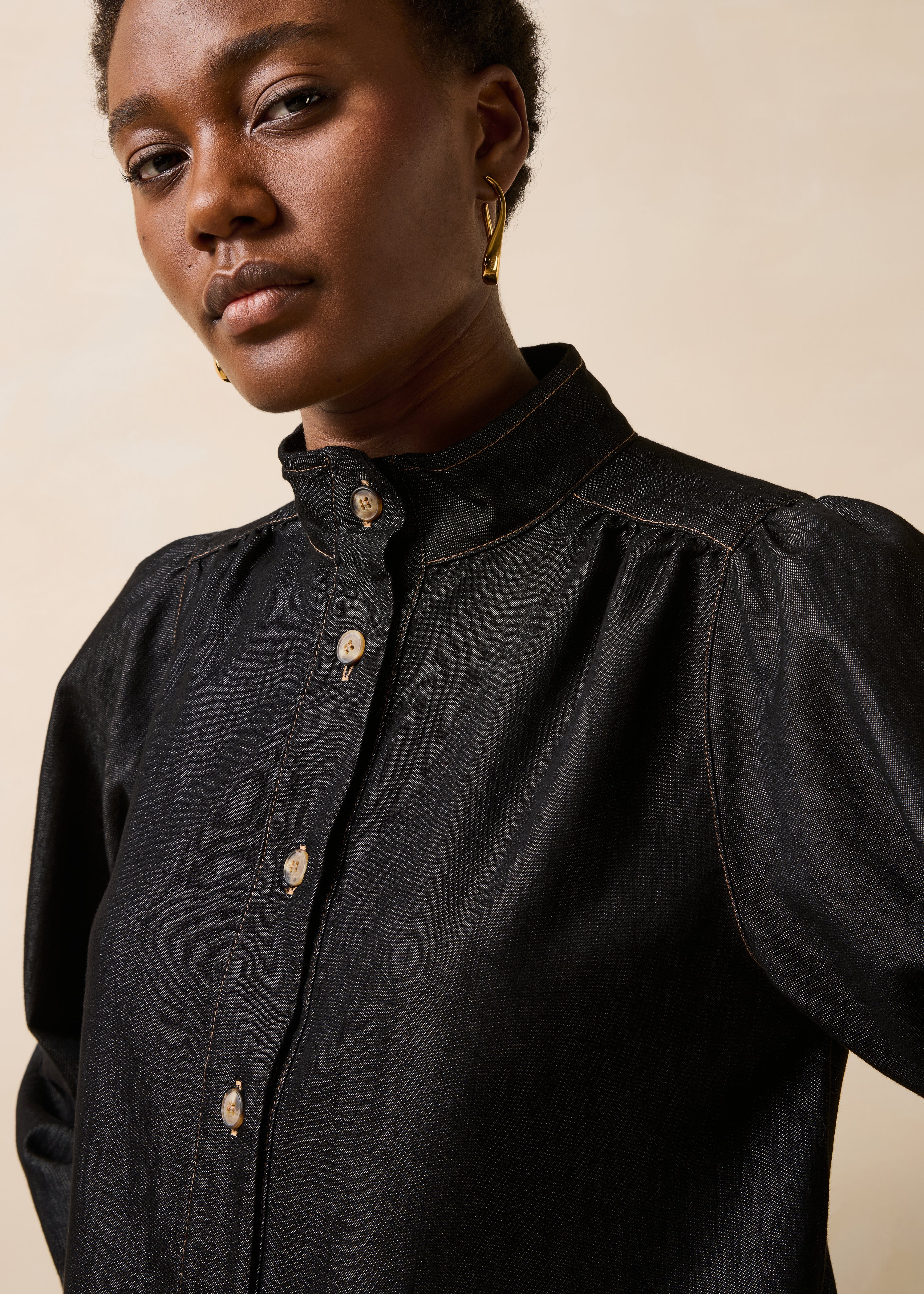 Camicia in denim nero a maniche lunghe