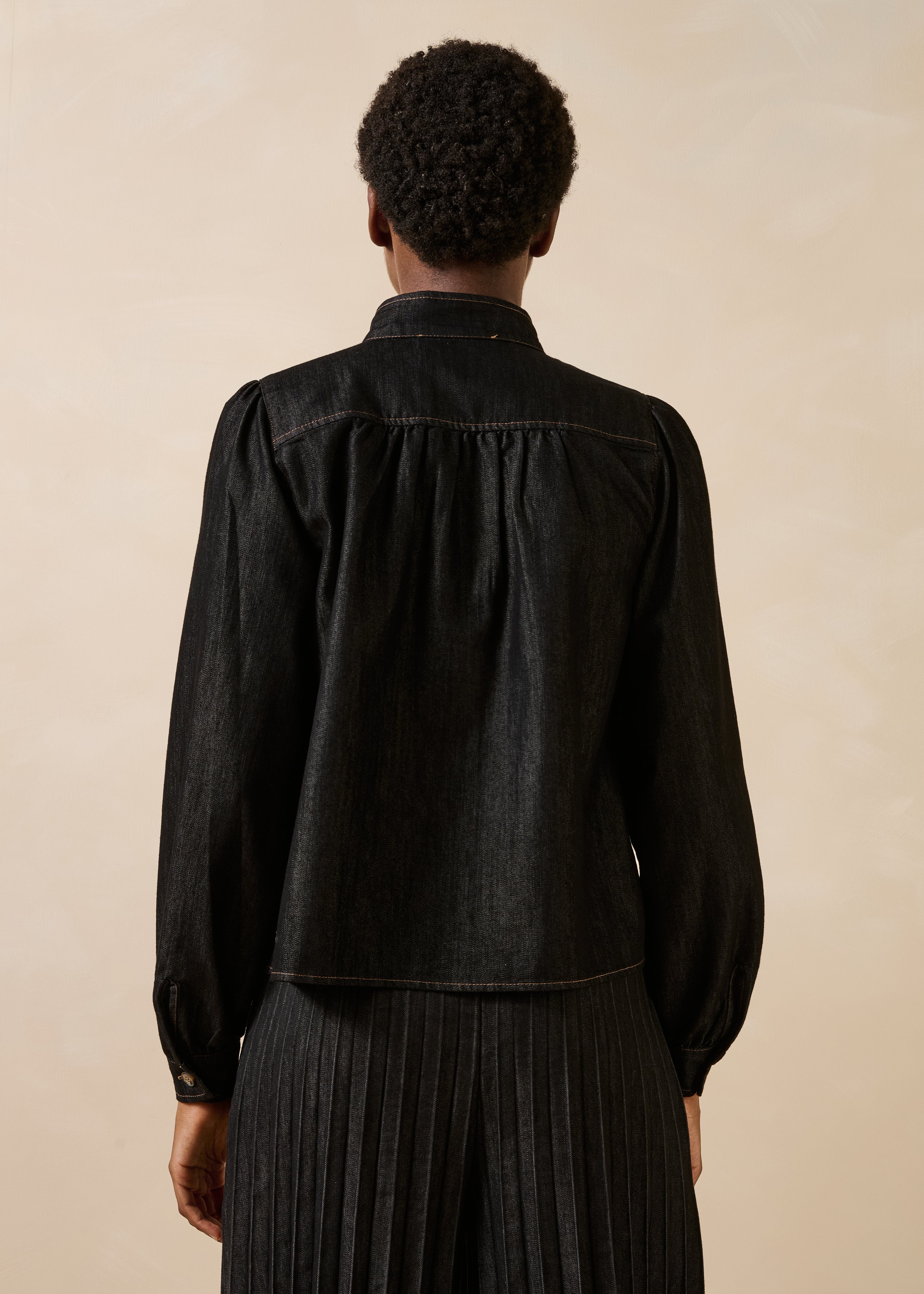 Camicia in denim nero a maniche lunghe