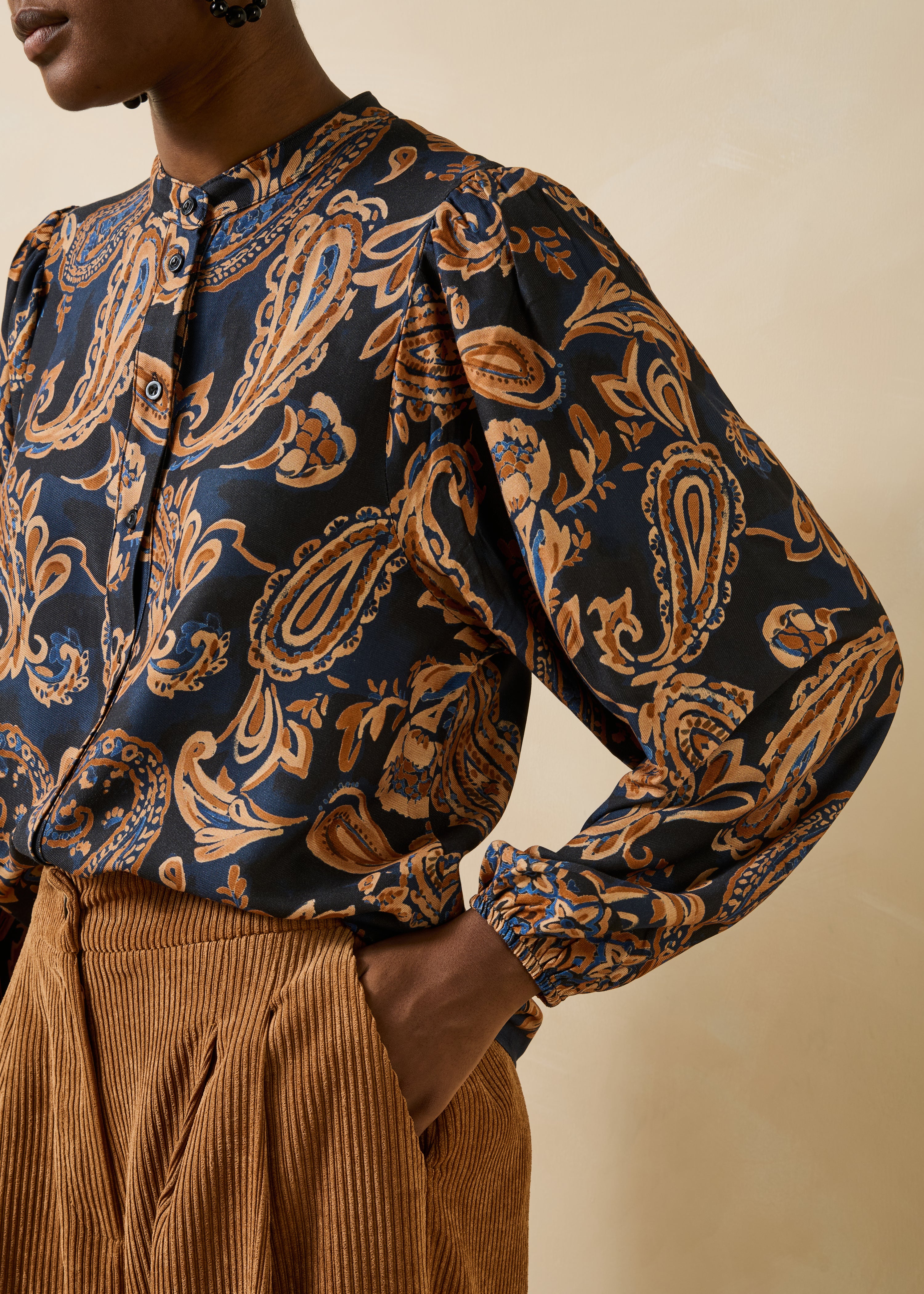 Chemise bleu et camel à imprimé manches longues