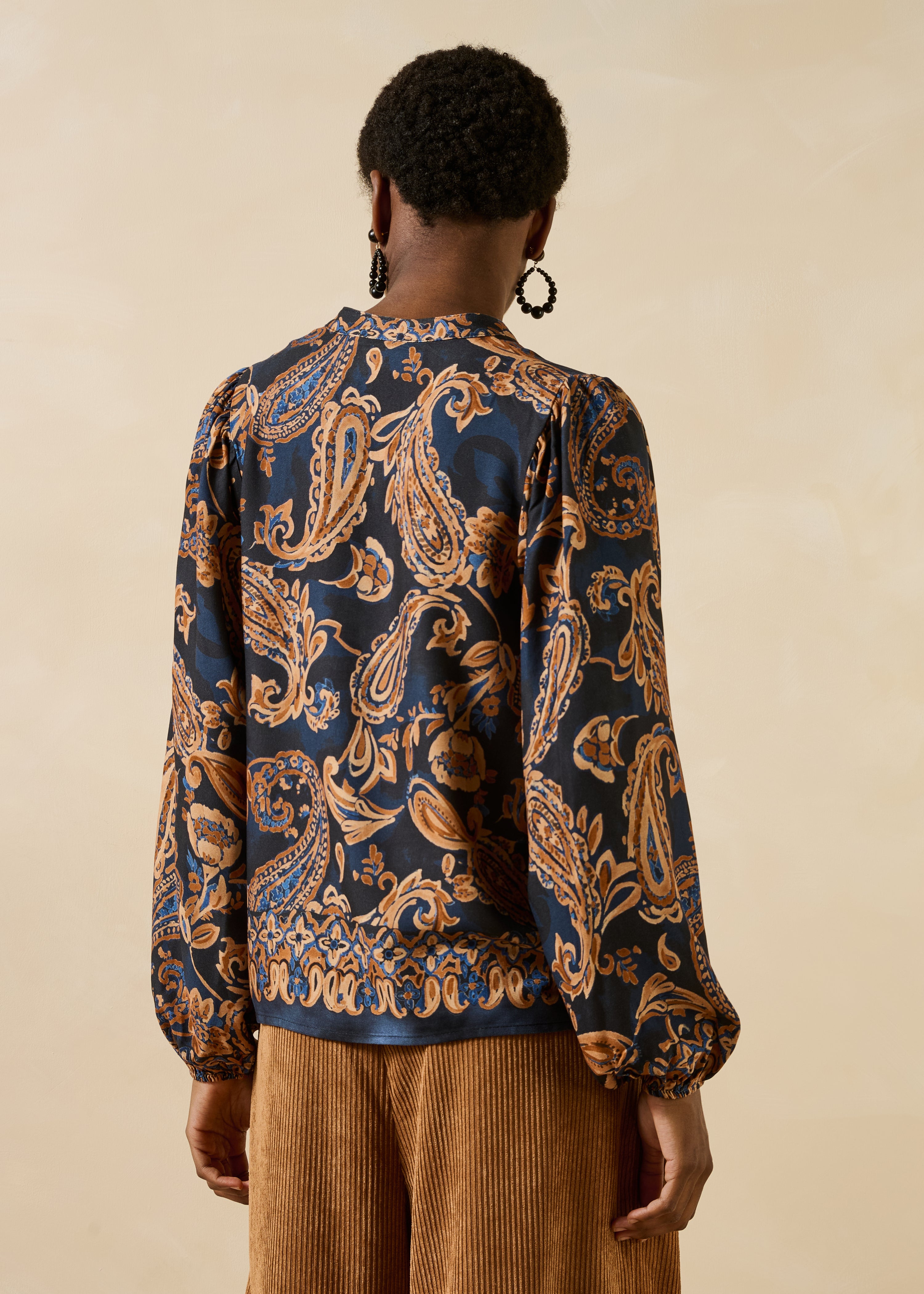 Chemise bleu et camel à imprimé manches longues