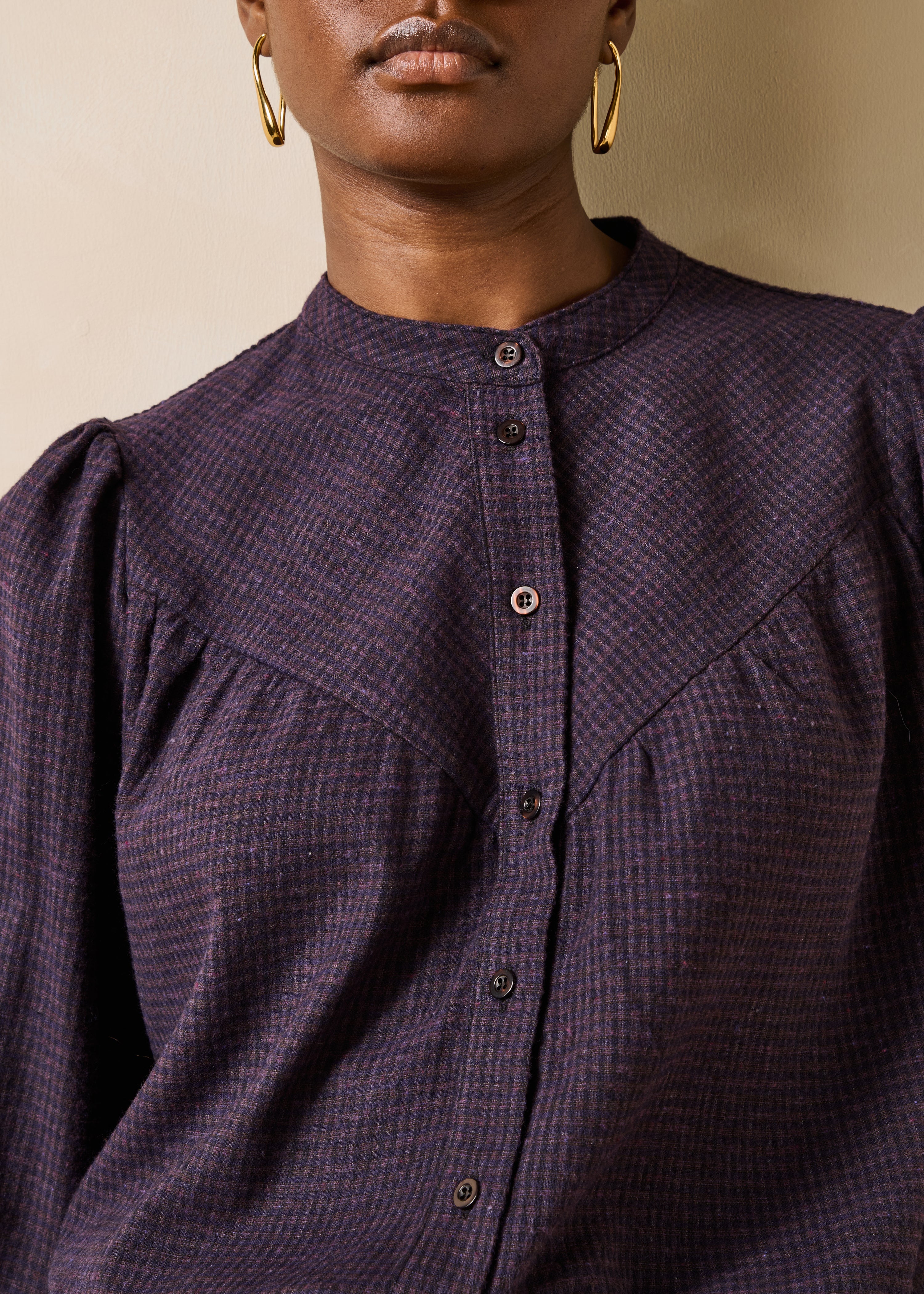 Camisa violeta de manga comprida com padrão vichy de quadrados