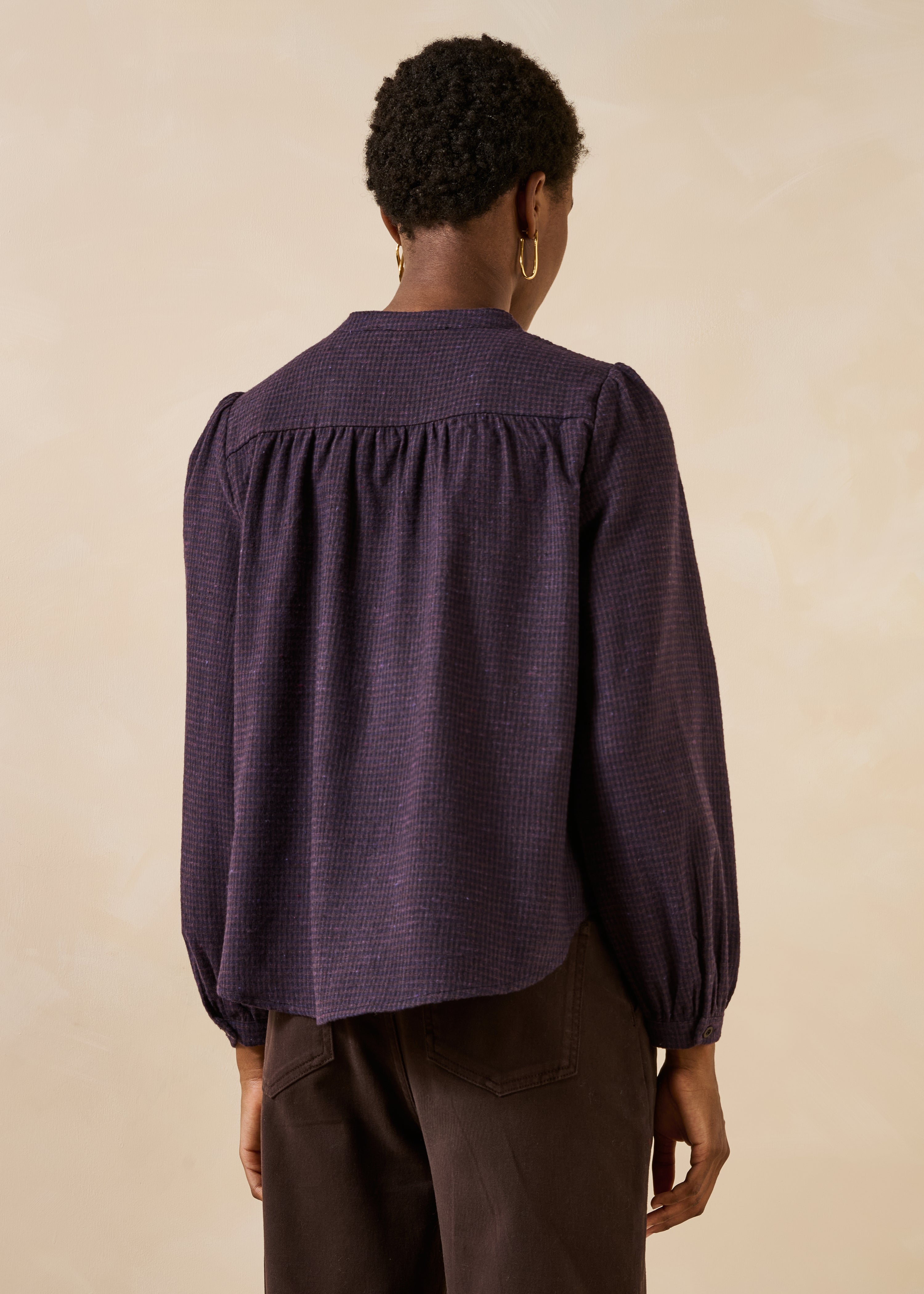 Camisa violeta de manga comprida com padrão vichy de quadrados