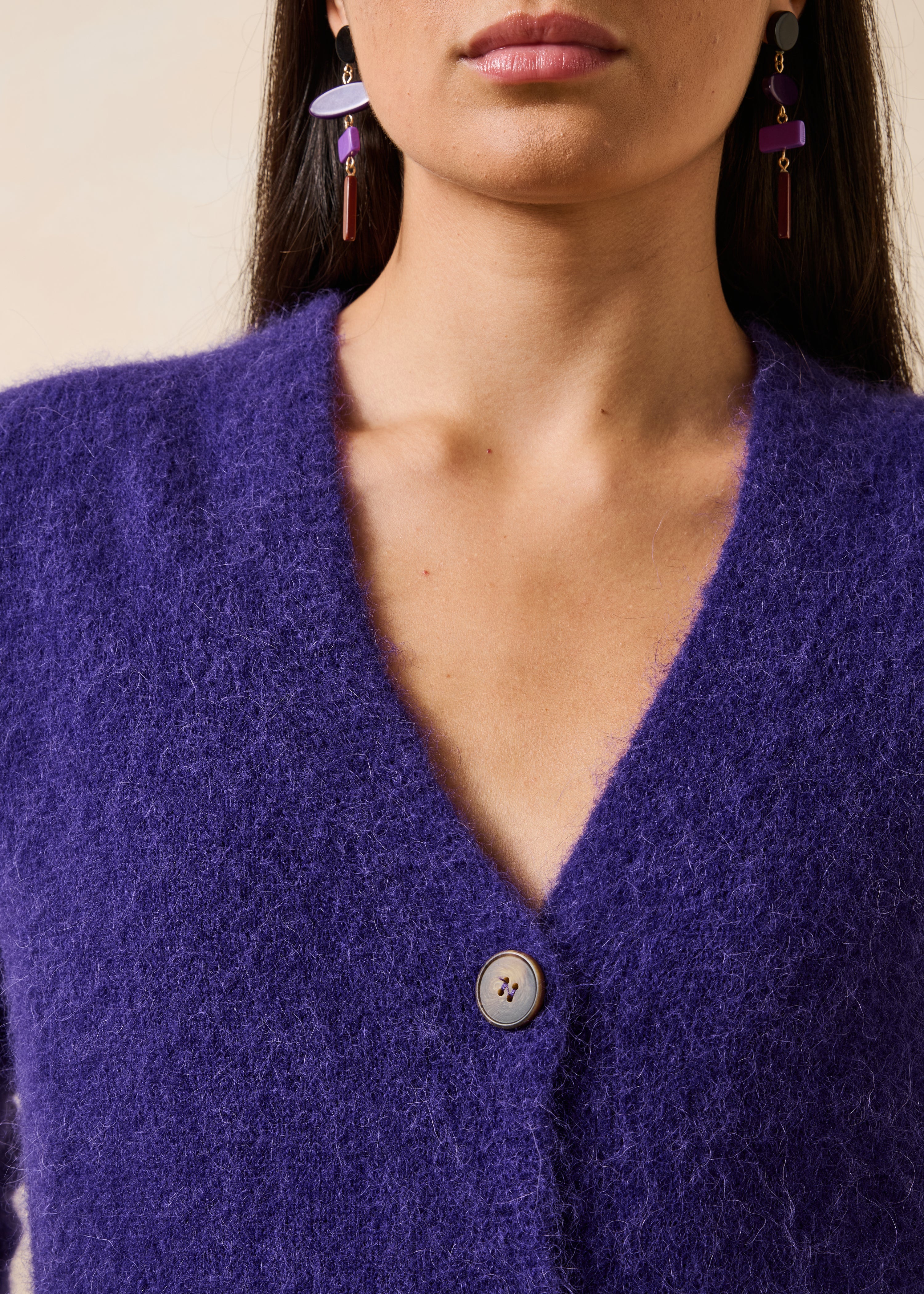 Chaleco corto violeta de alpaca con cuello en V