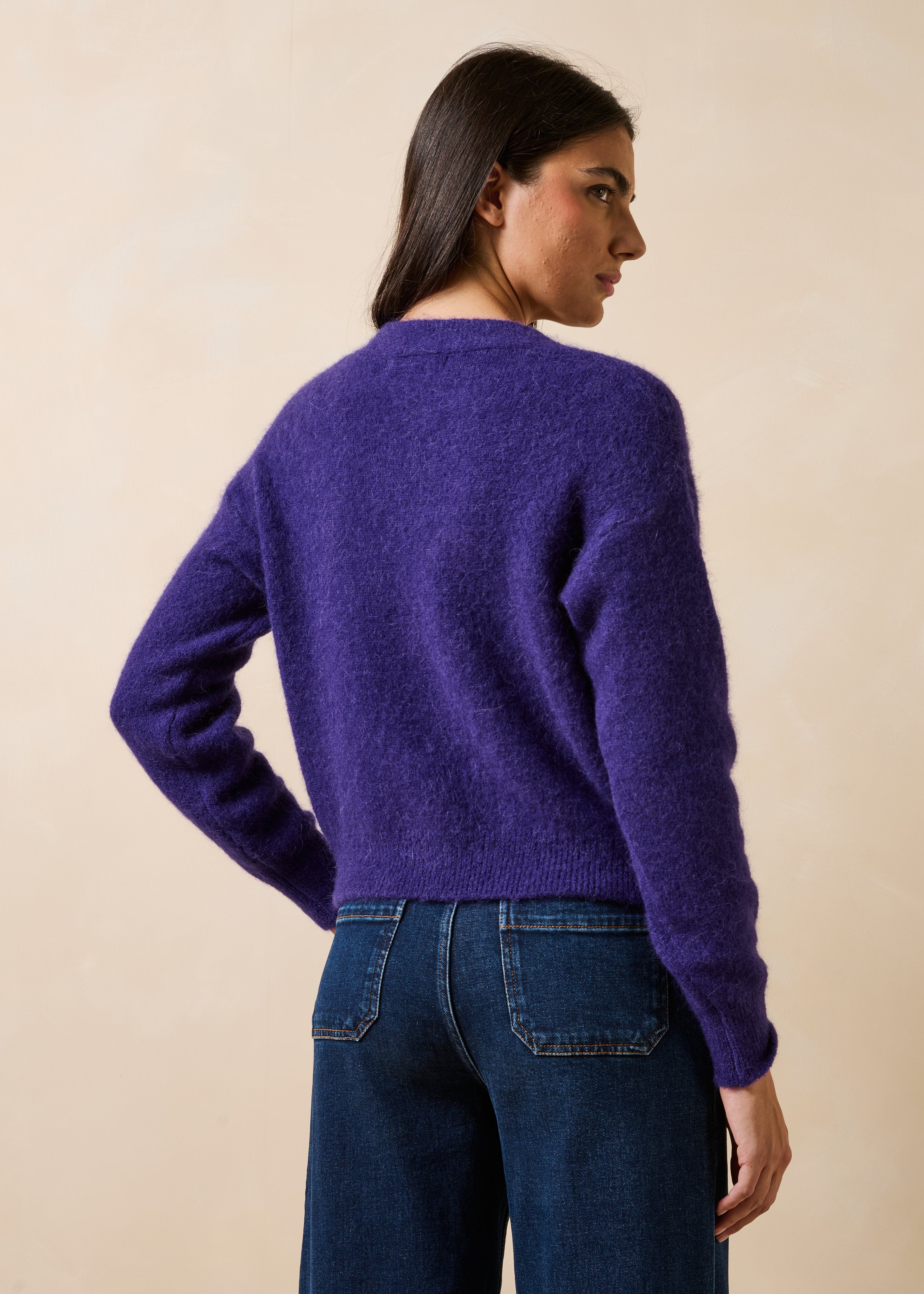 Chaleco corto violeta de alpaca con cuello en V