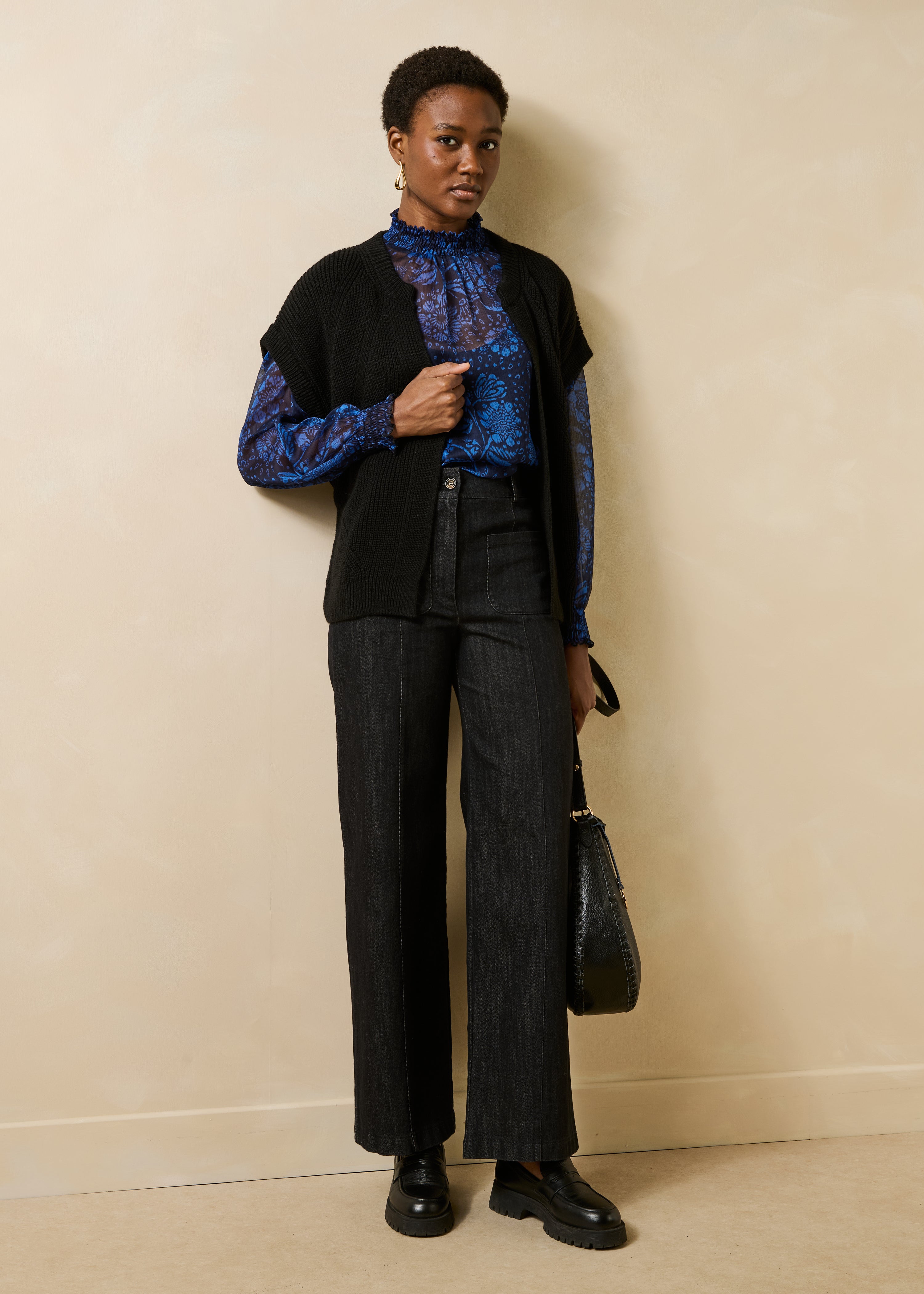 Black short-sleeve round-neck vest