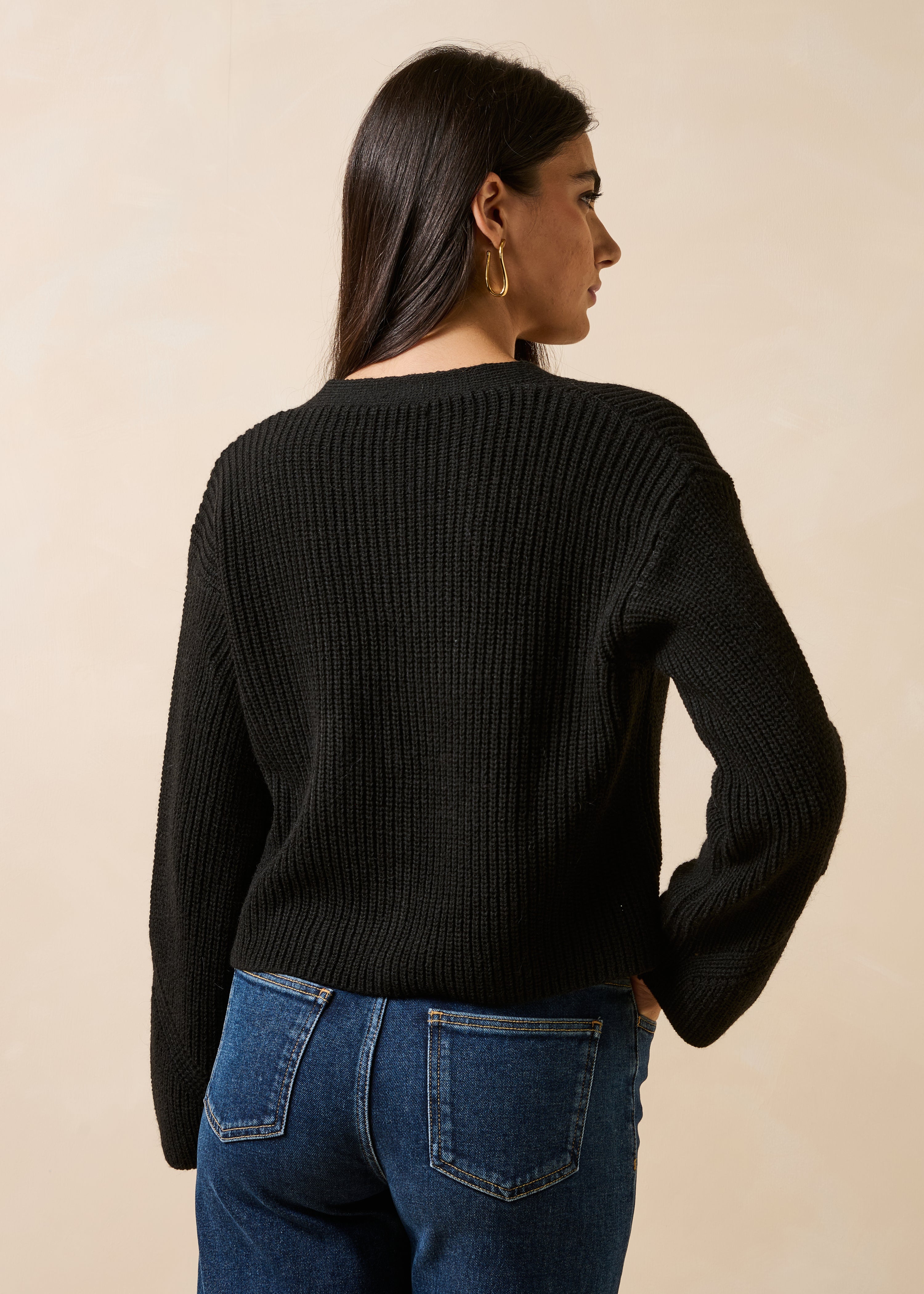 Short black cardigan with long sleeves and V-neck