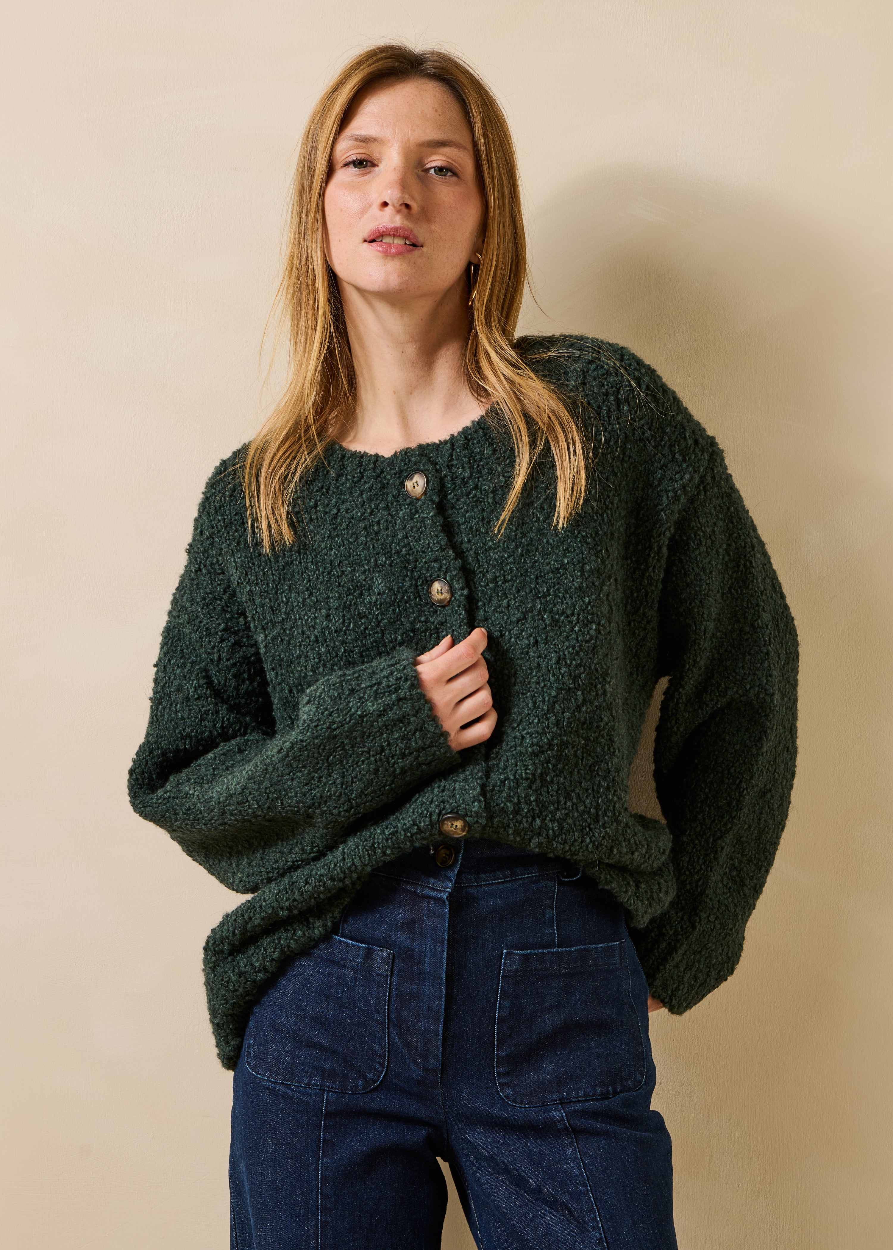 Flaschengrüner Bouclé-Strickcardigan mit Rundhalsausschnitt