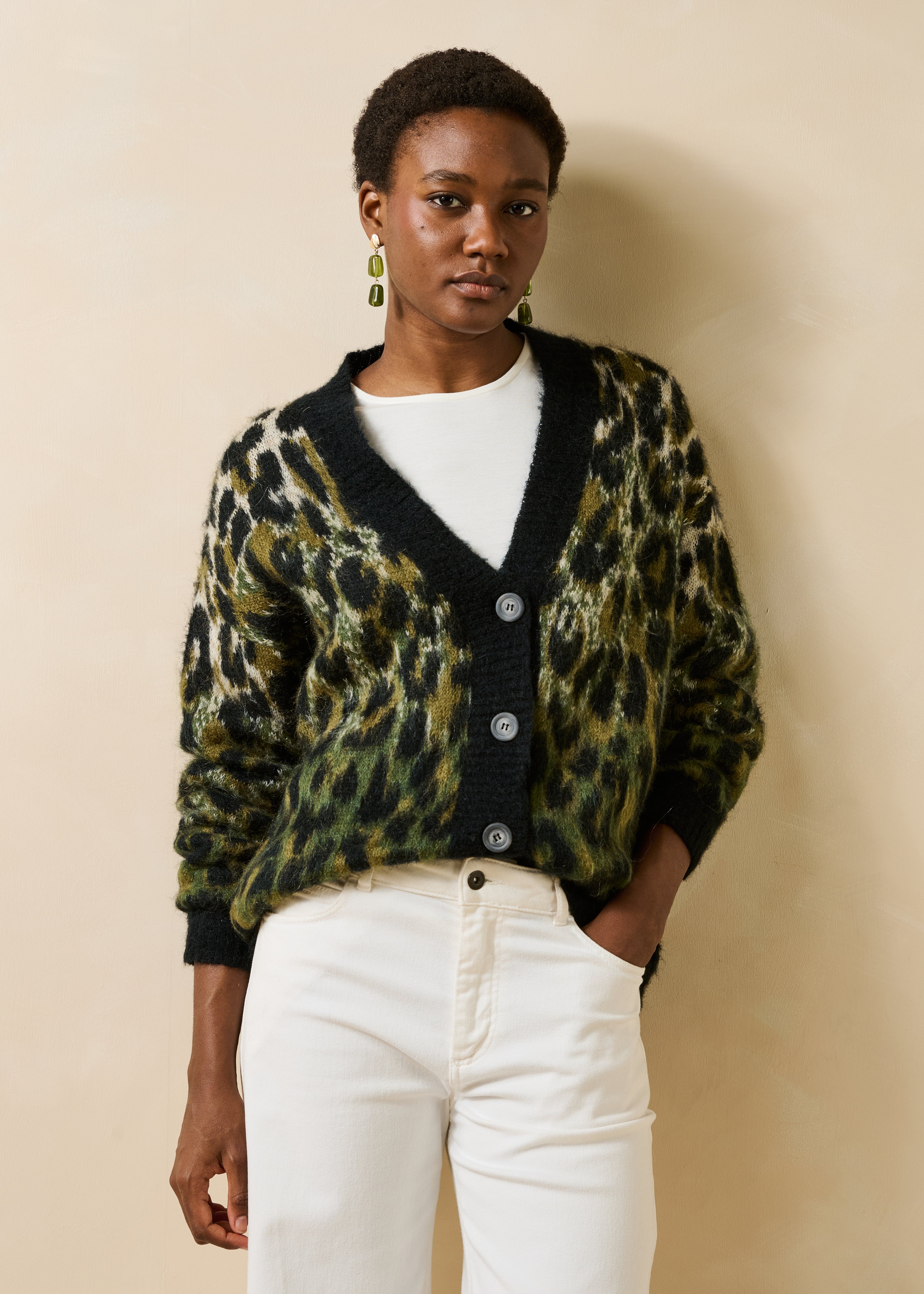 Casaco kaki com estampado de leopardo e mangas compridas em jacquard