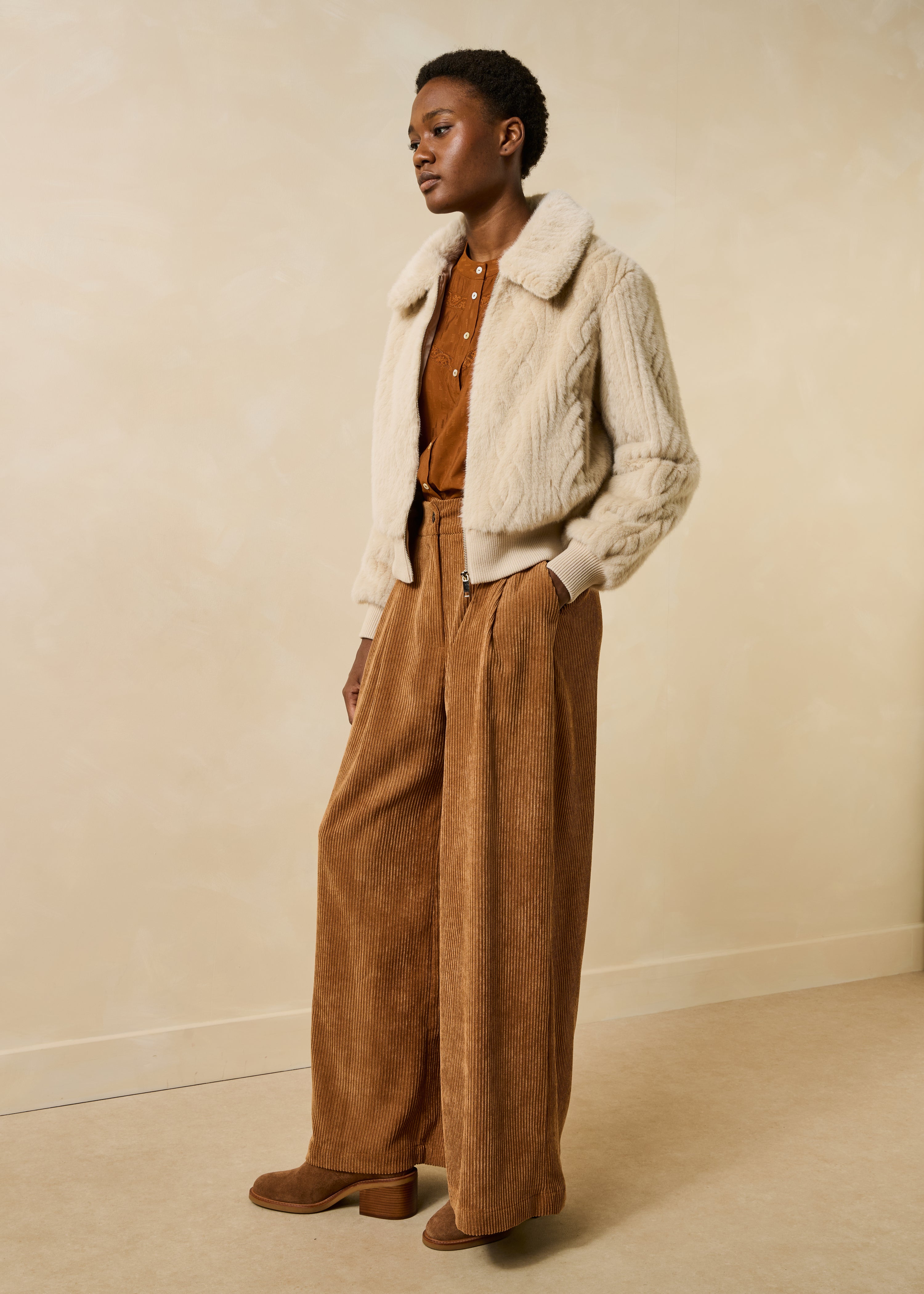 Manteau court écru en fausse fourrure
