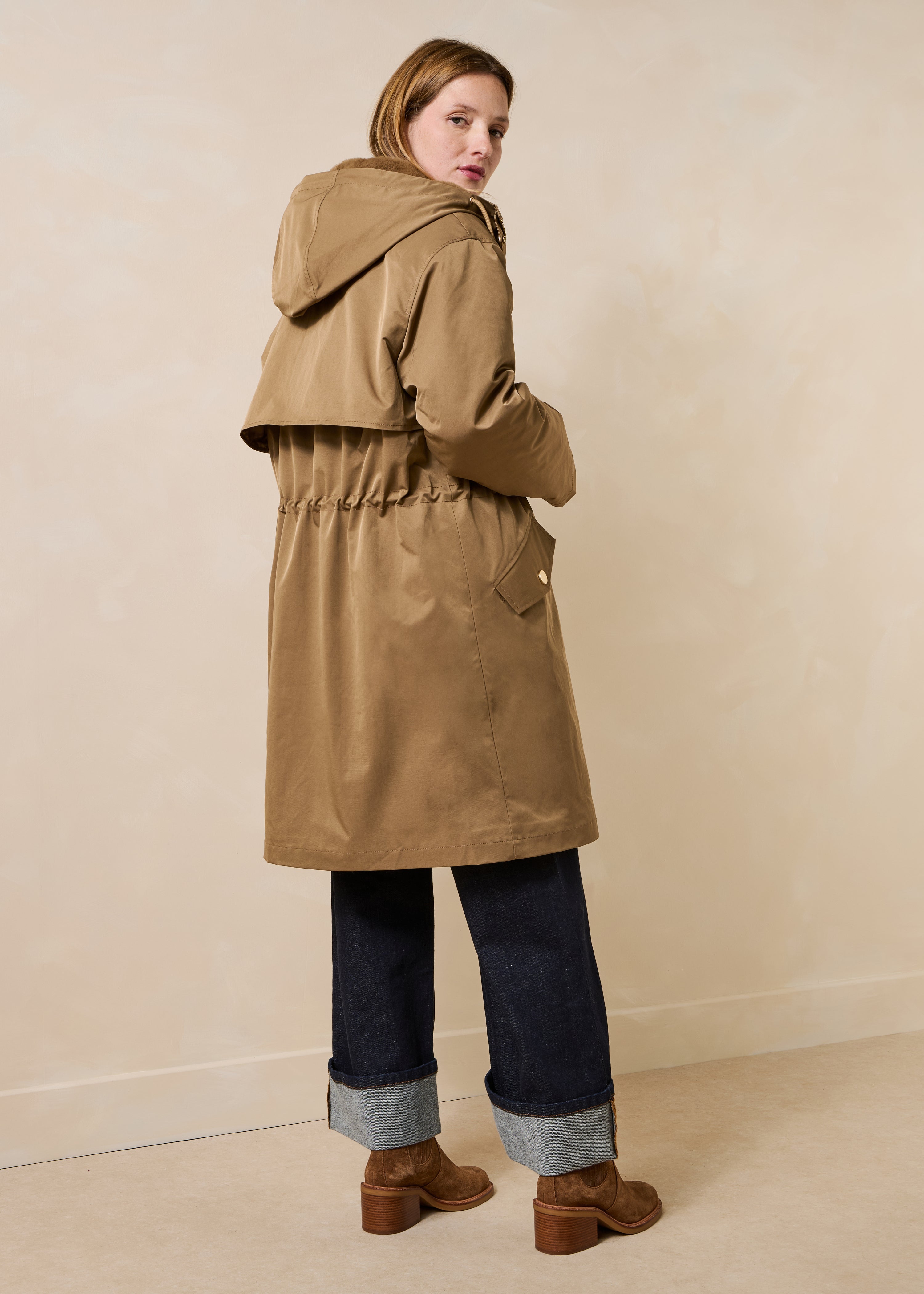 Lange beige parka met capuchon en nepbont