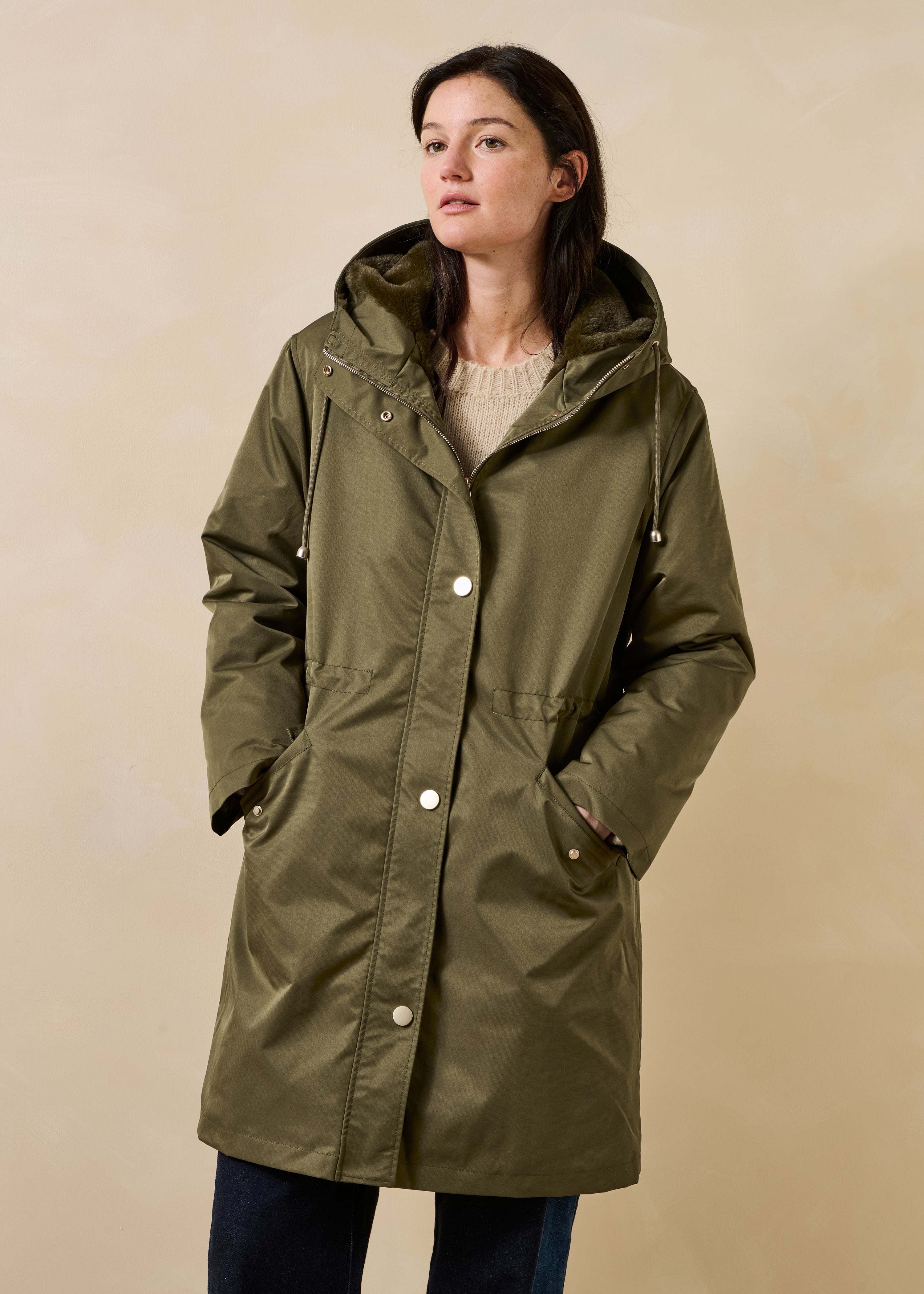Parka longue kaki à capuche avec fausse fourrure