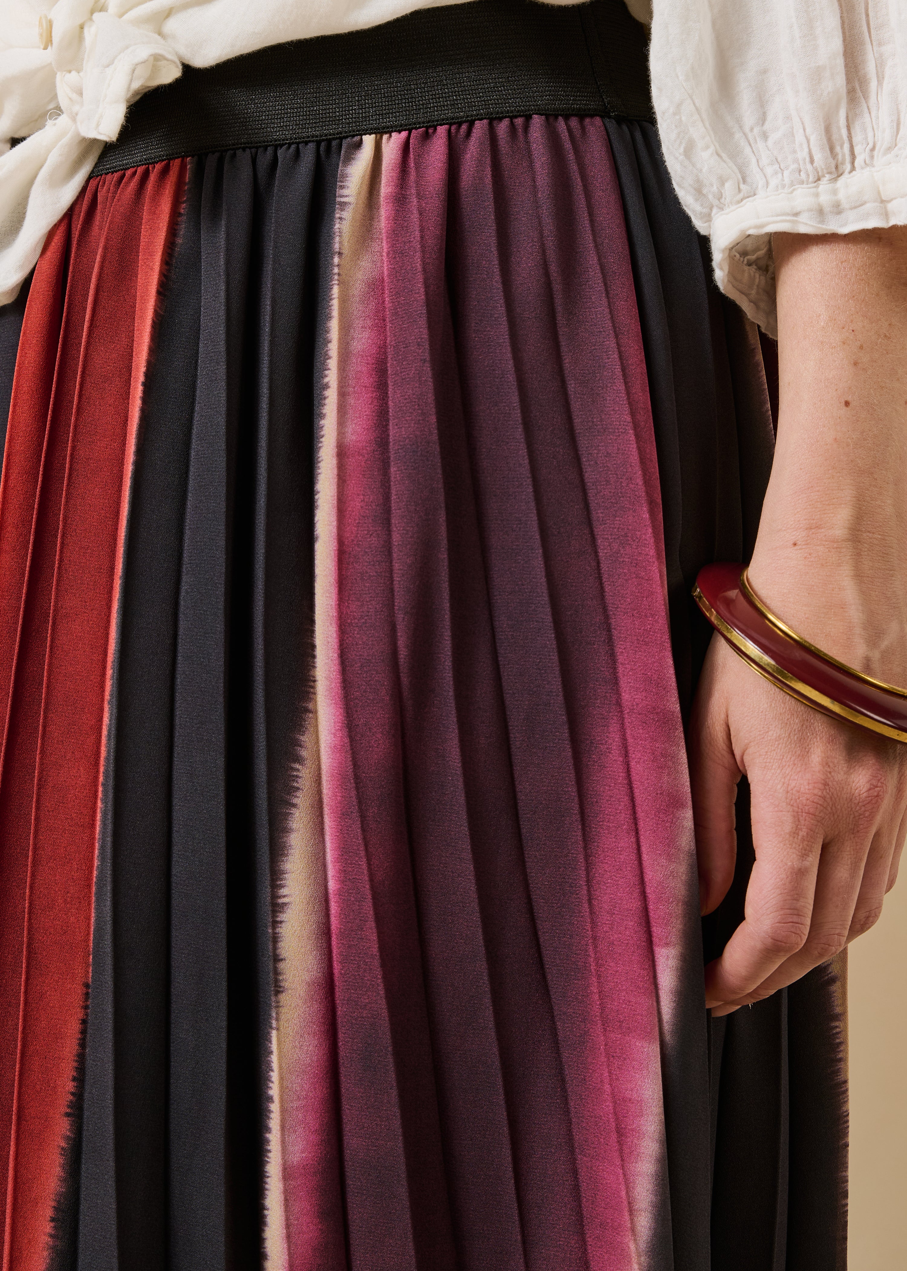 Jupe longue plissée violet et rouge à rayures