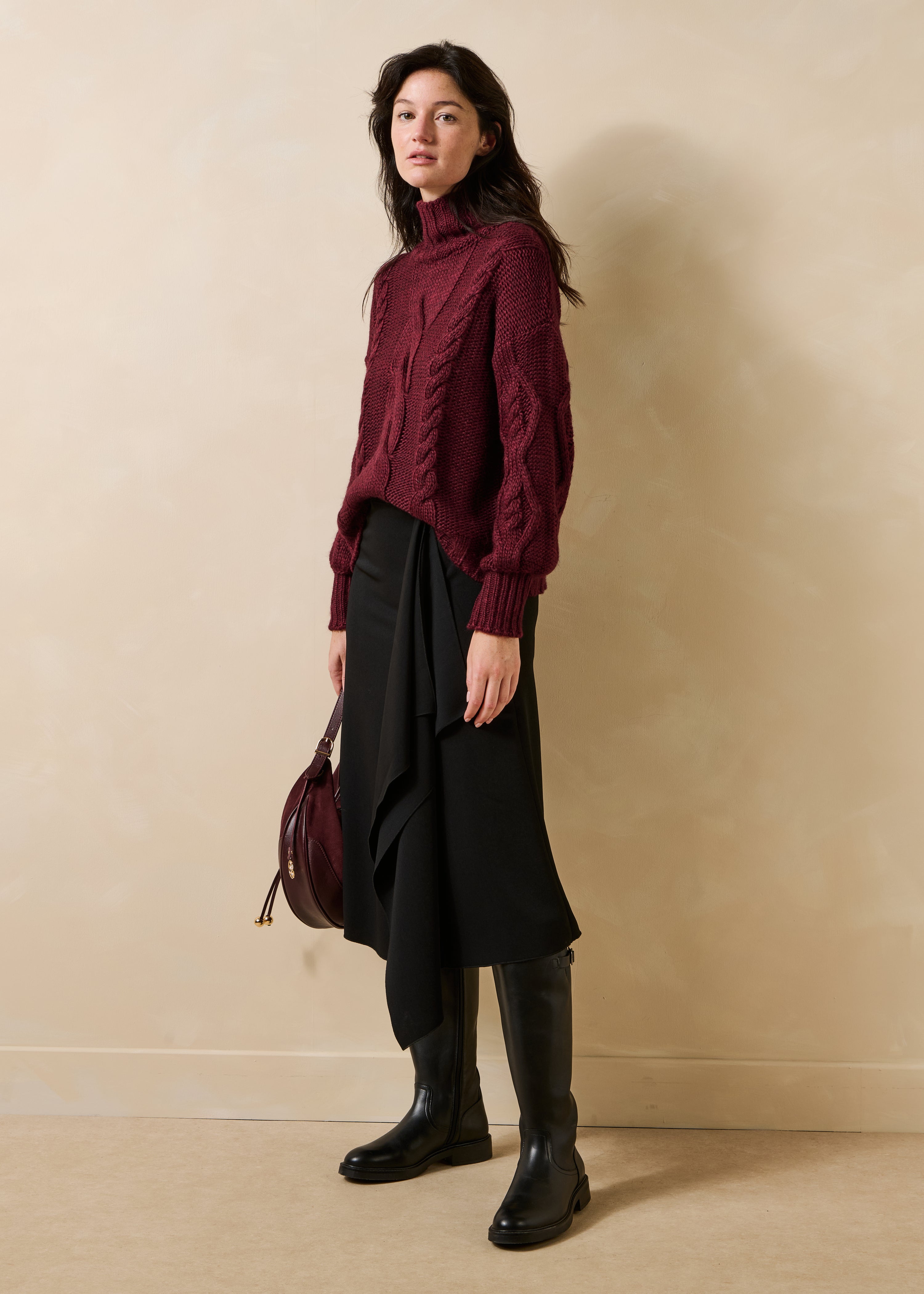 Jupe midi fluide noire asymétrique taille haute