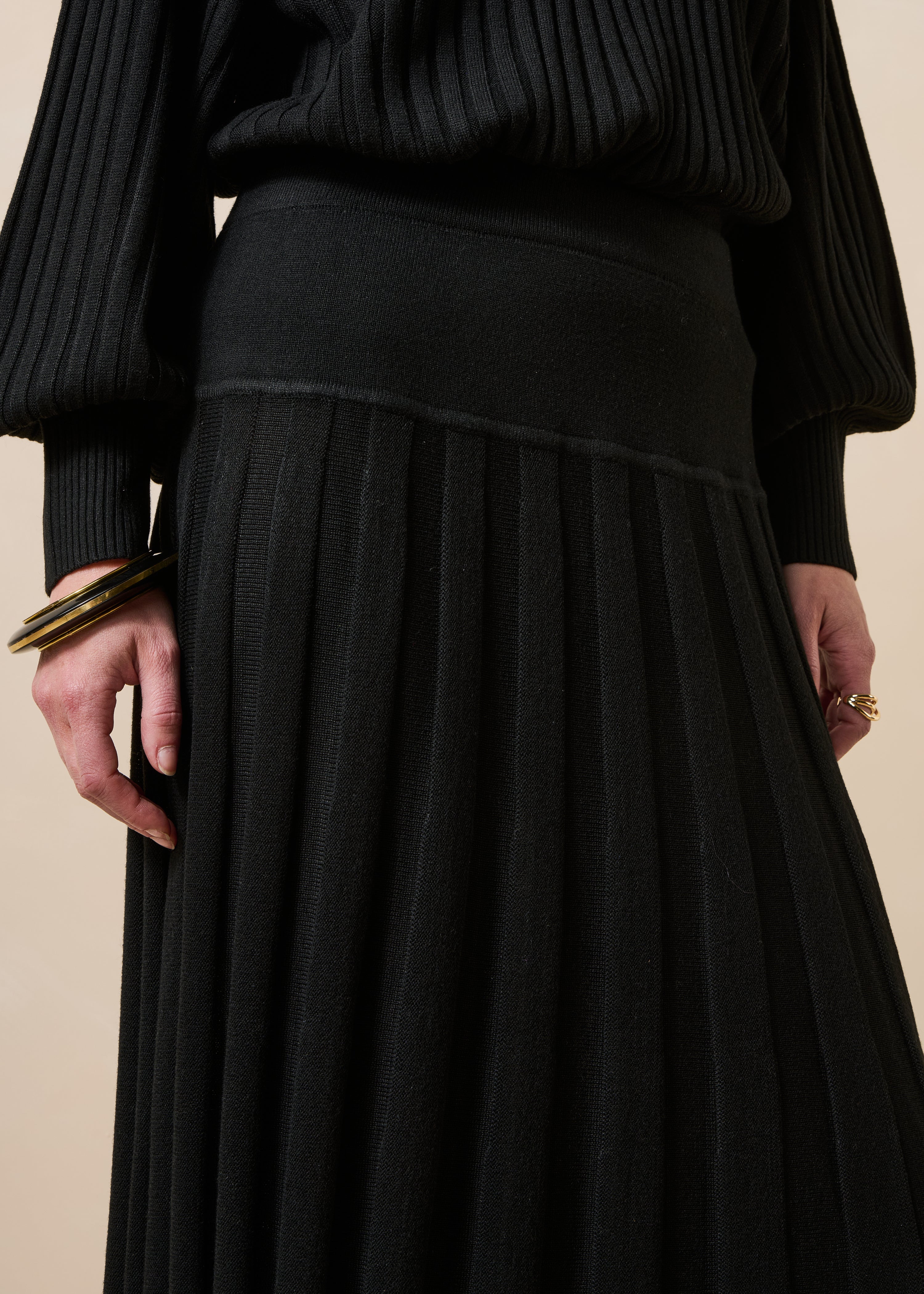 Black pleated midi skirt in knit with elastic waistband