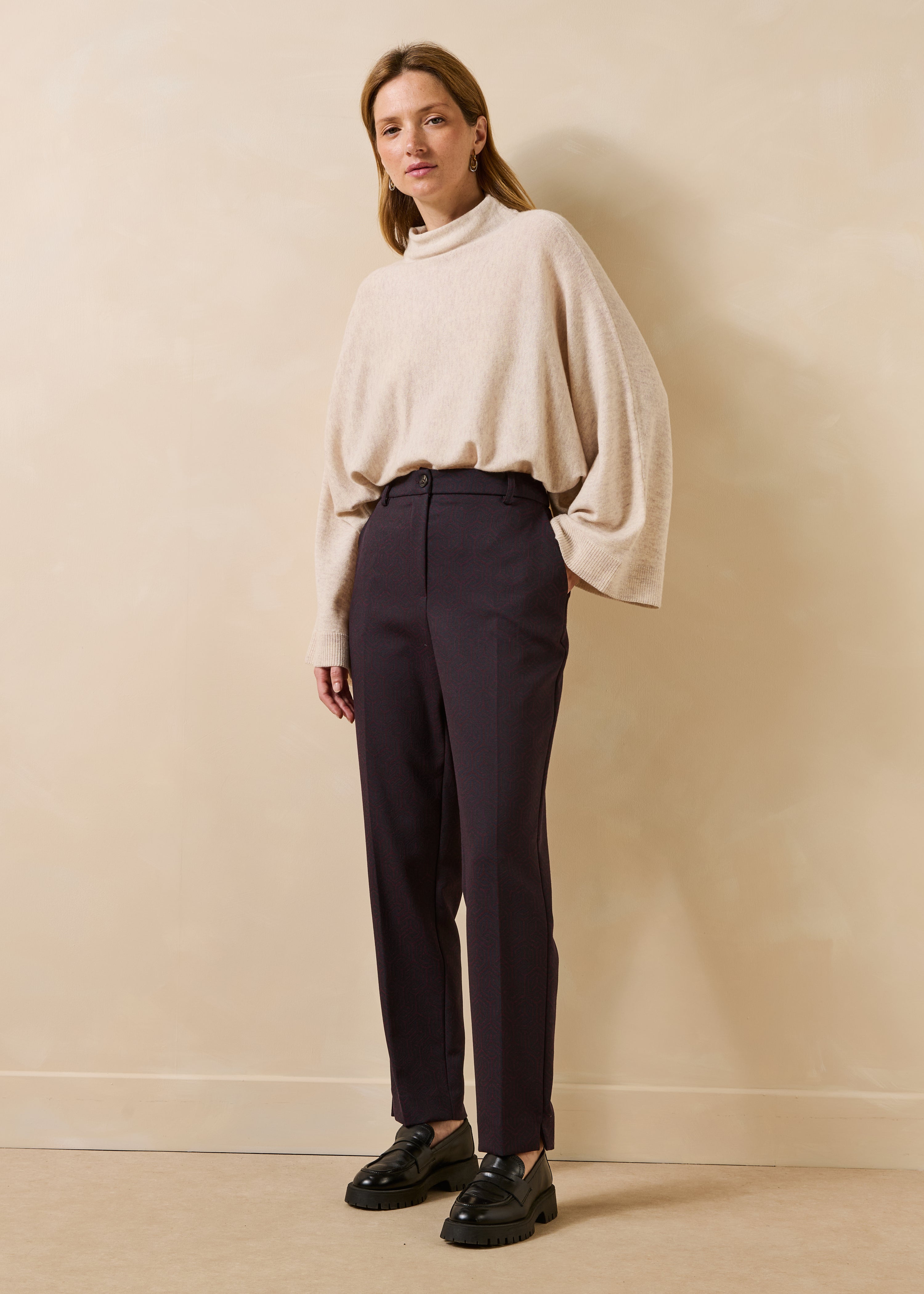 Pantalon carotte aubergine et bleu marine en jacquard