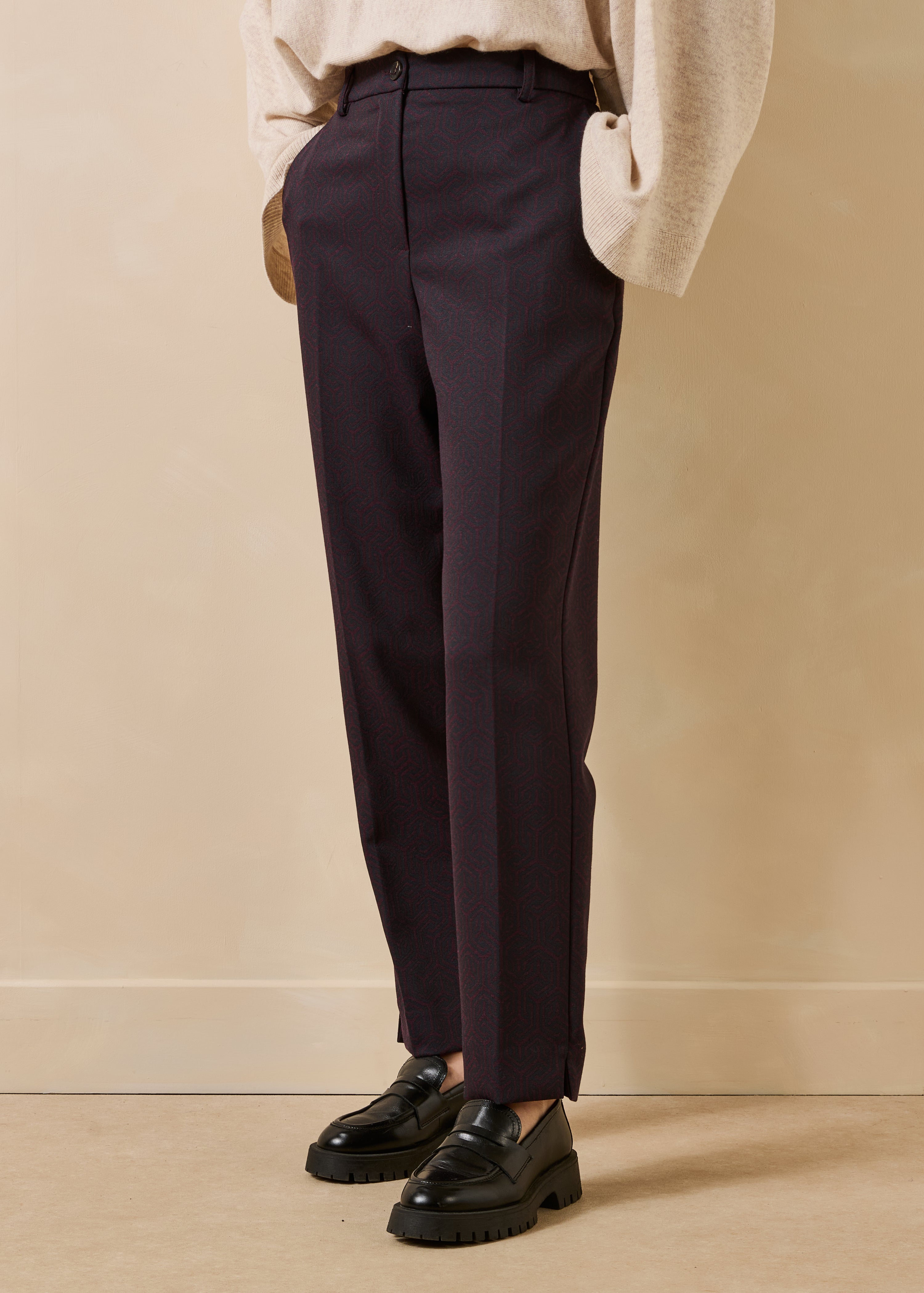 Carrot-fit broek in aubergine en marineblauw jacquard