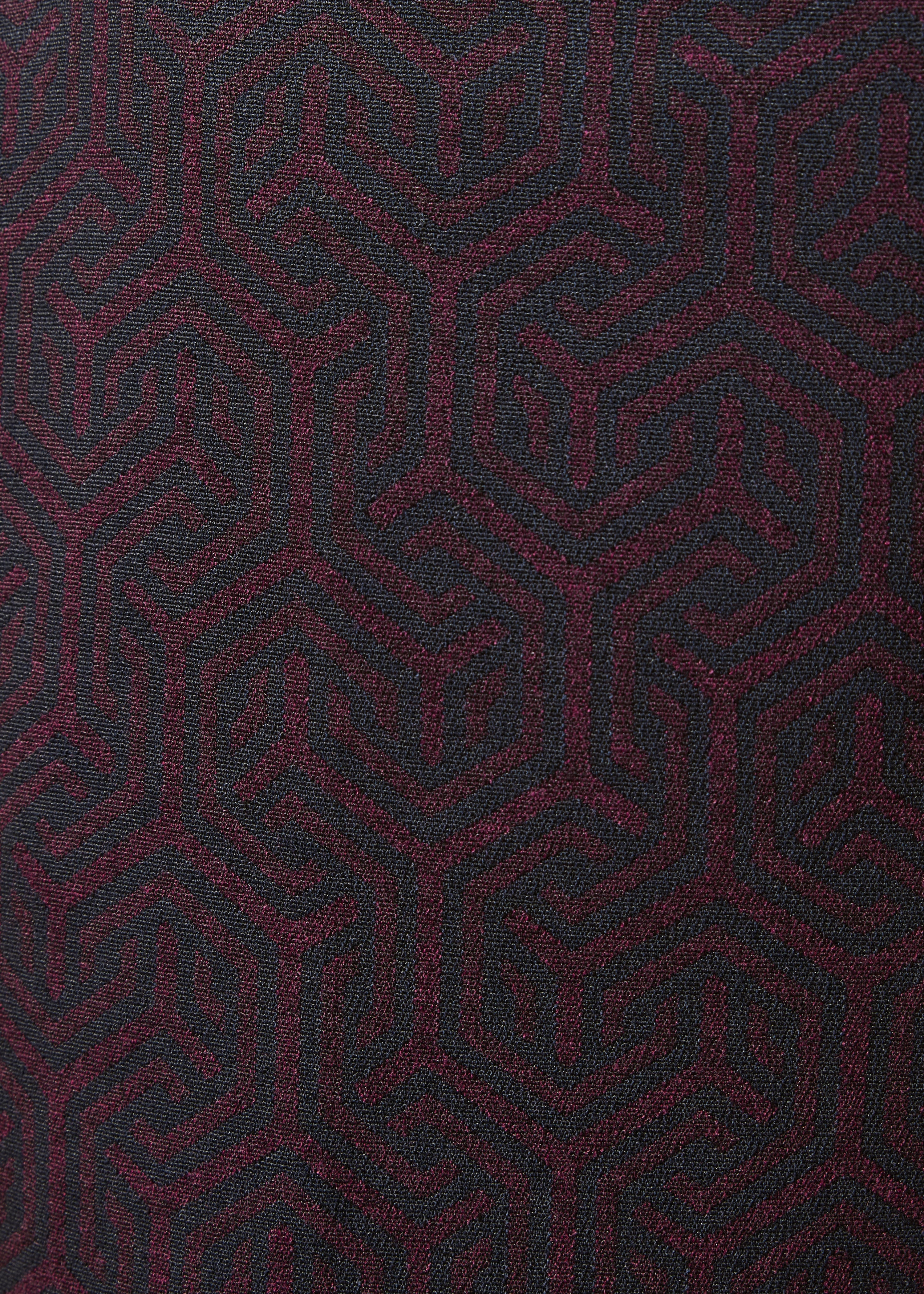 Carrot-fit broek in aubergine en marineblauw jacquard