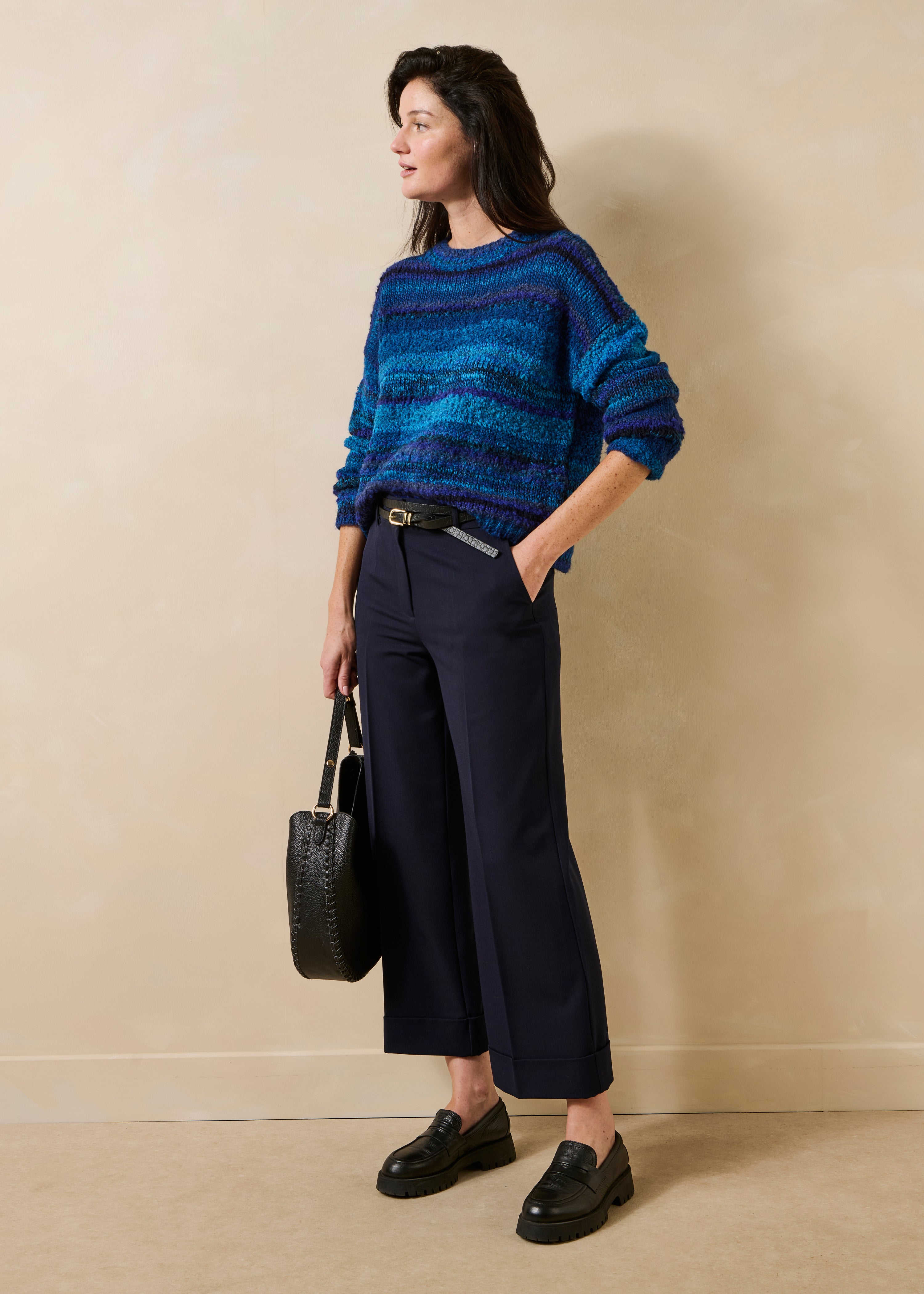Pantalon droit cropped bleu marine avec revers