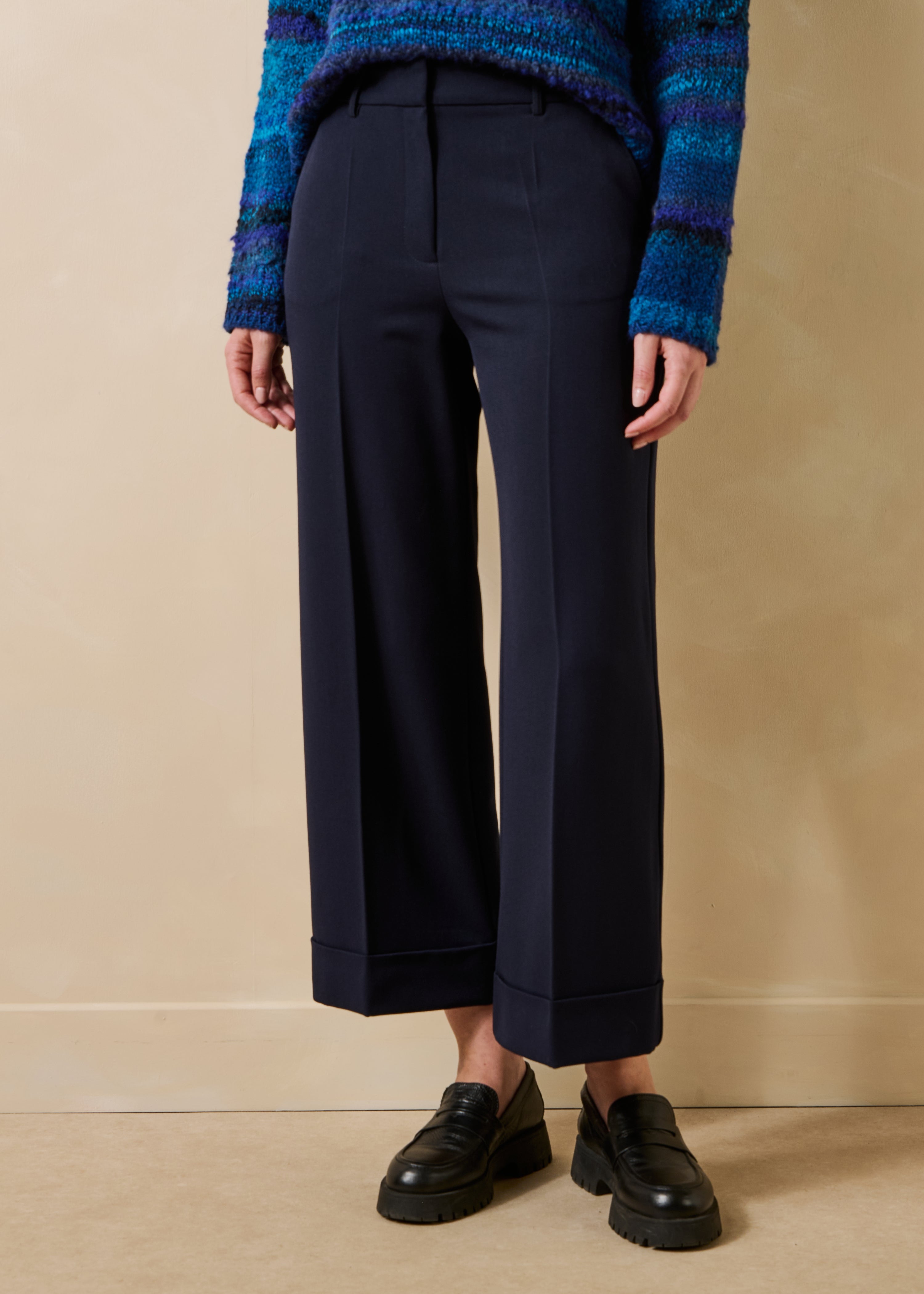 Pantalon droit cropped bleu marine avec revers