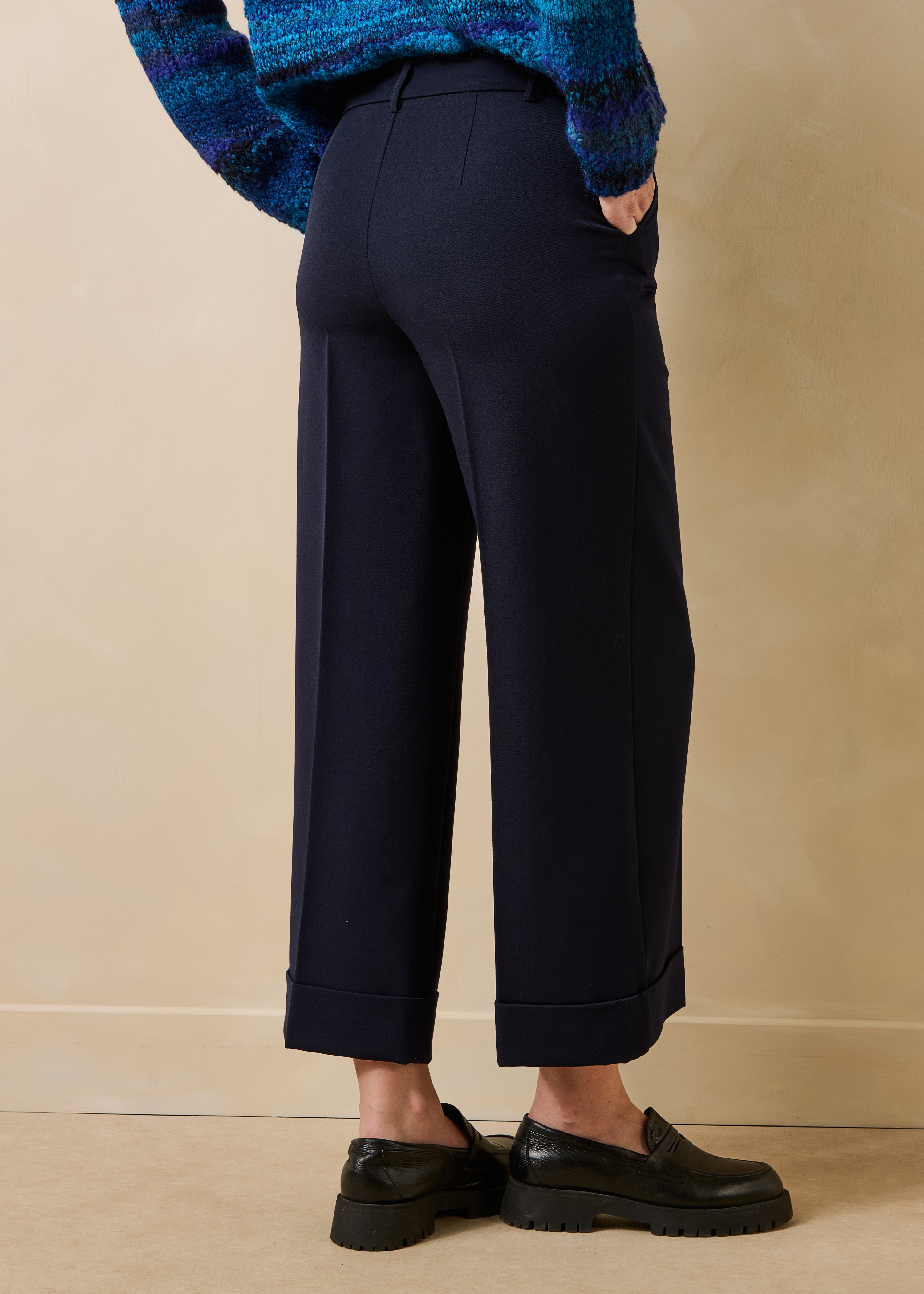 Pantalon droit cropped bleu marine avec revers