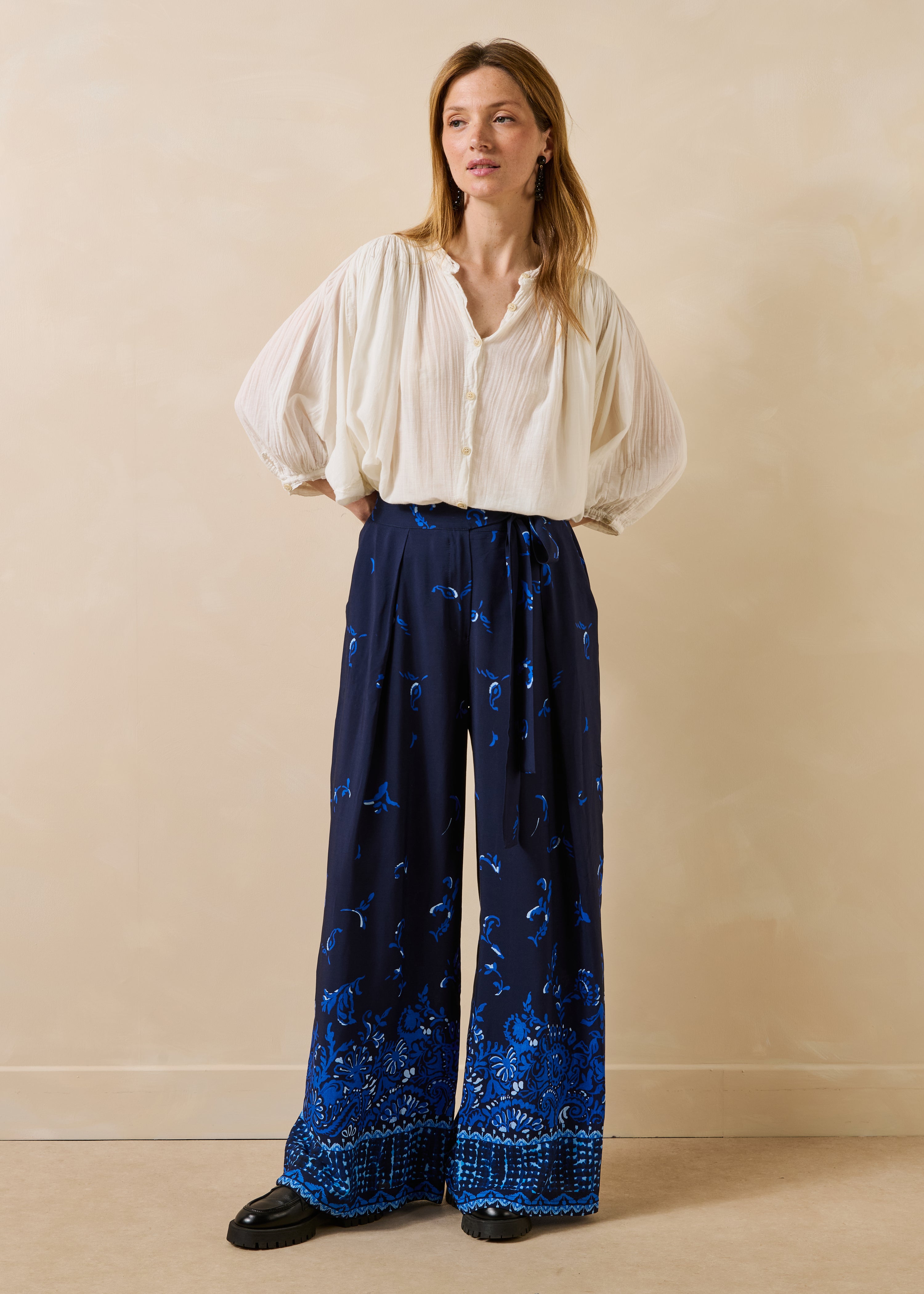Pantalon fluide bleu à imprimé floral