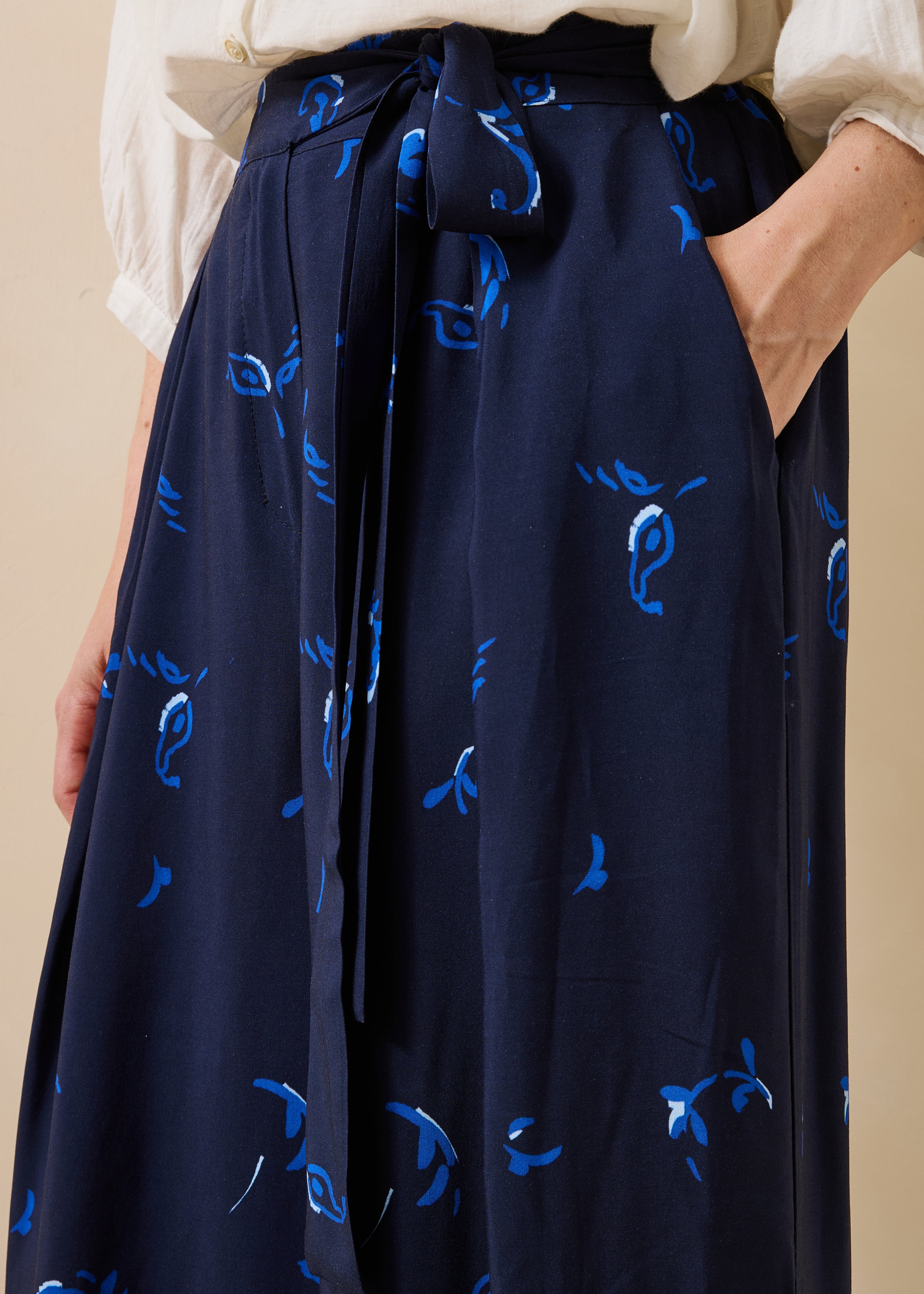 Pantalon fluide bleu à imprimé floral