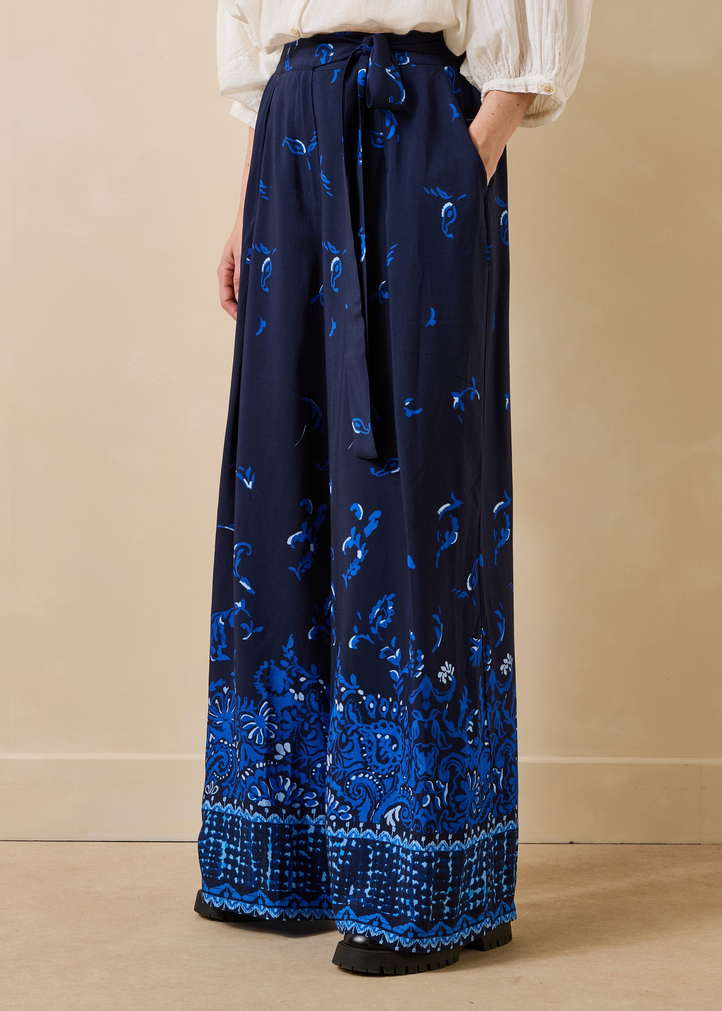Pantalon fluide bleu à imprimé floral
