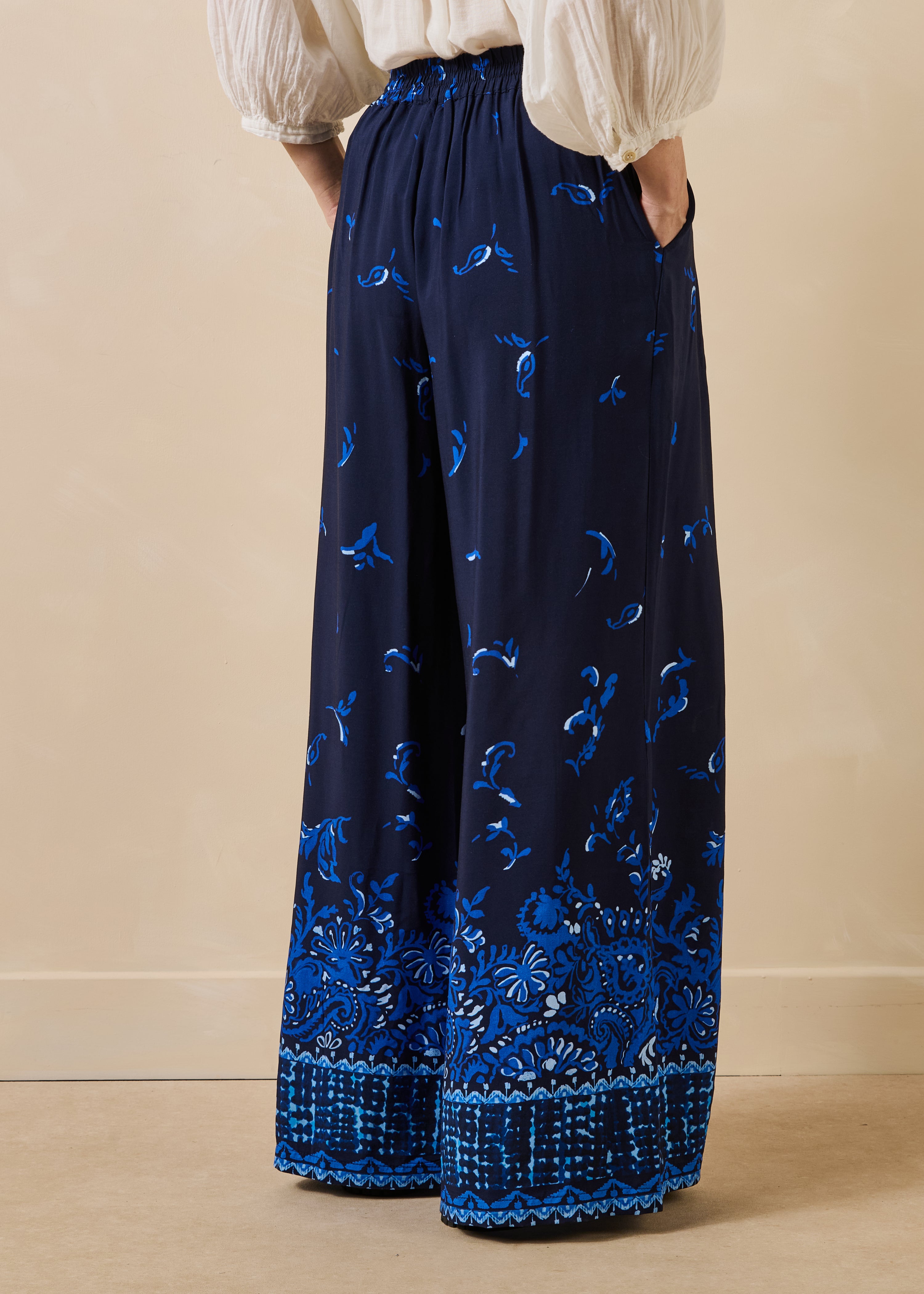 Pantalon fluide bleu à imprimé floral