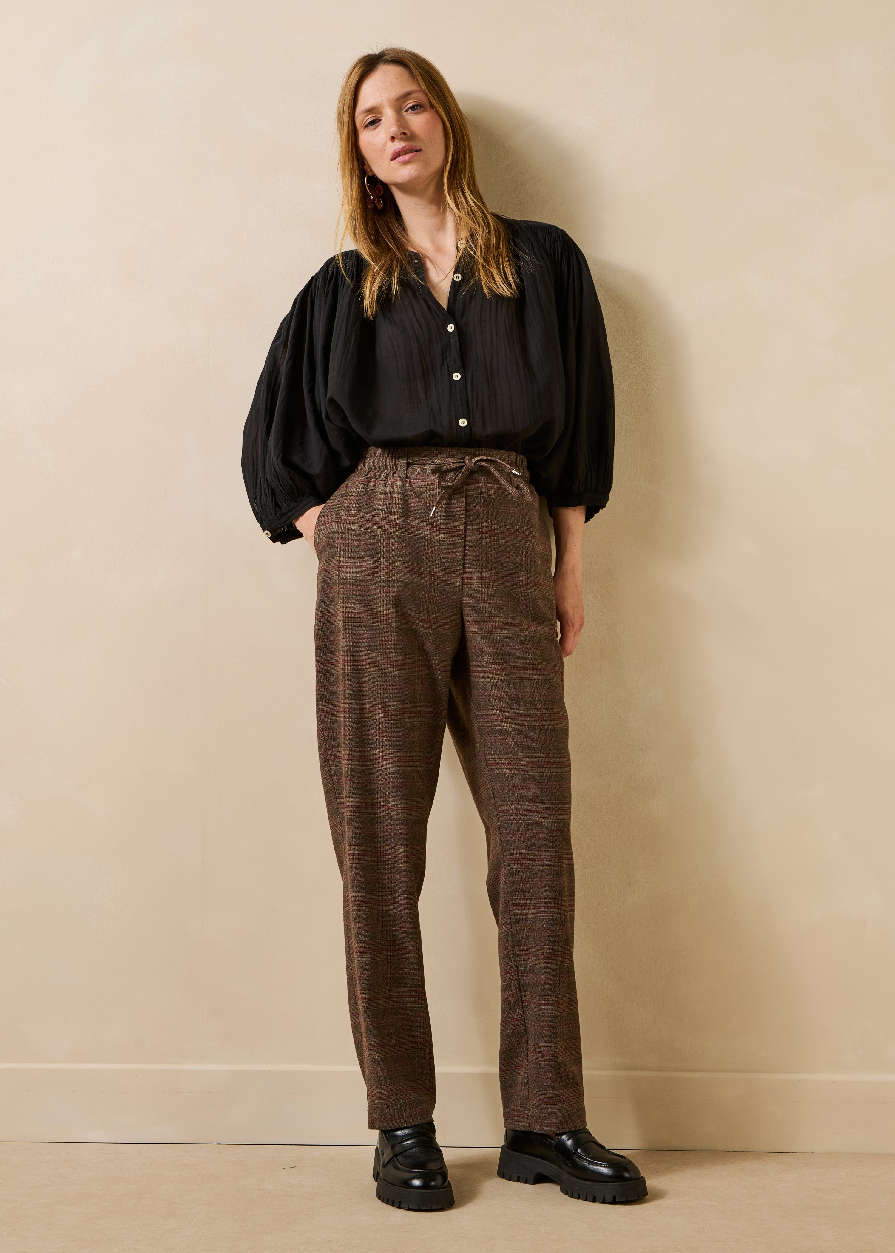 Pantalon carotte marron à carreaux taille élastique