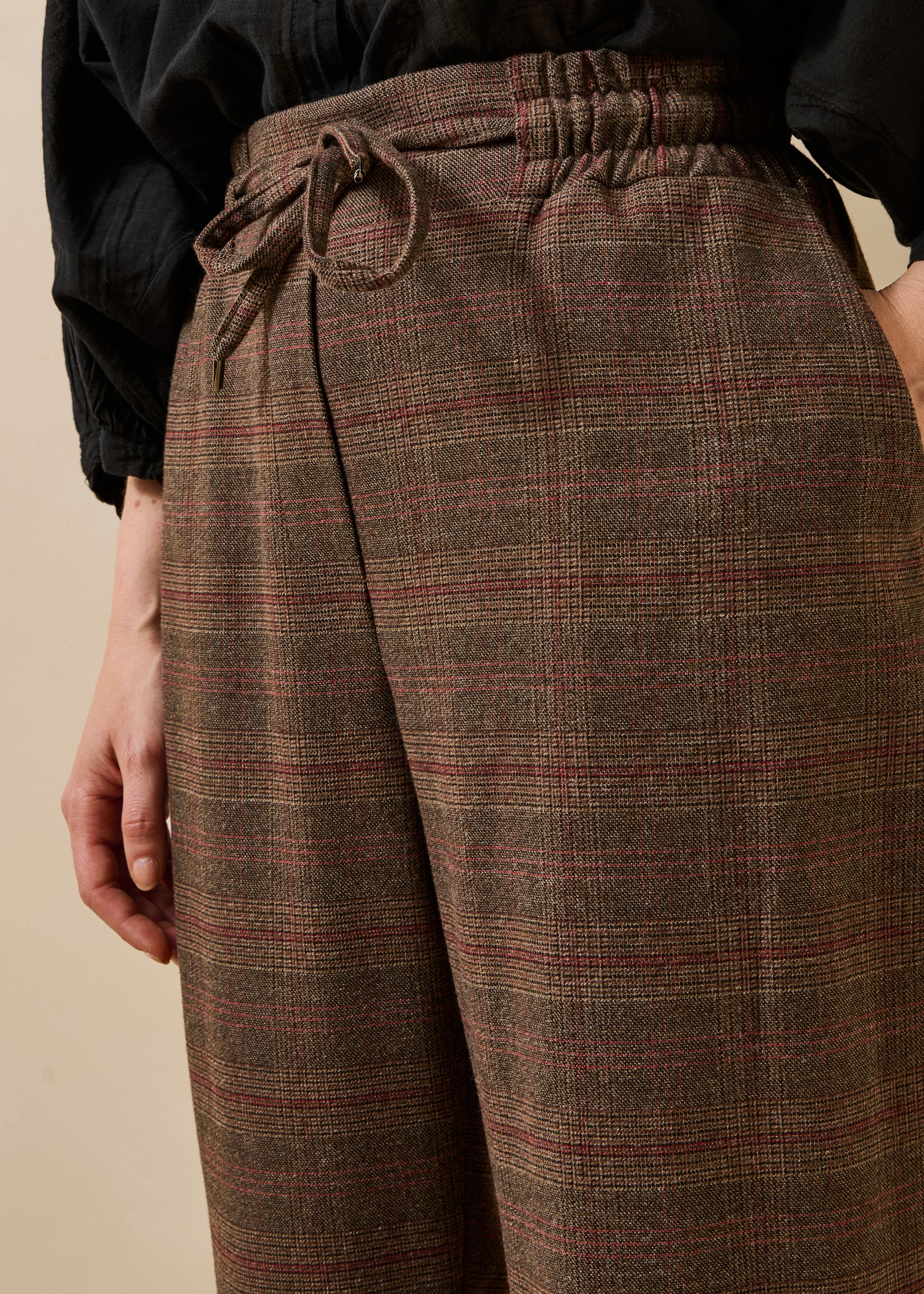 Brown checked carrot pants with elastic waist