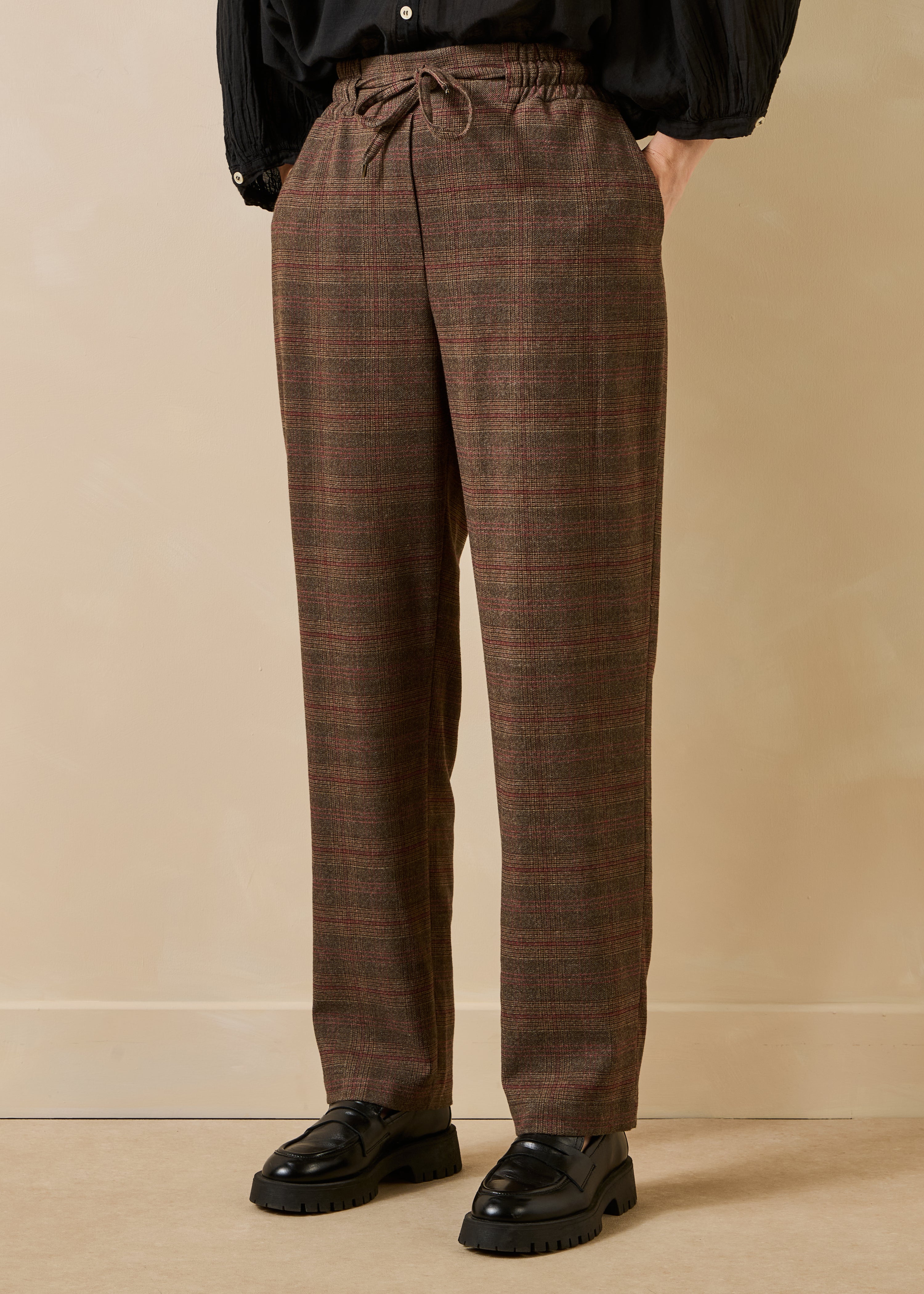 Brown checked carrot pants with elastic waist