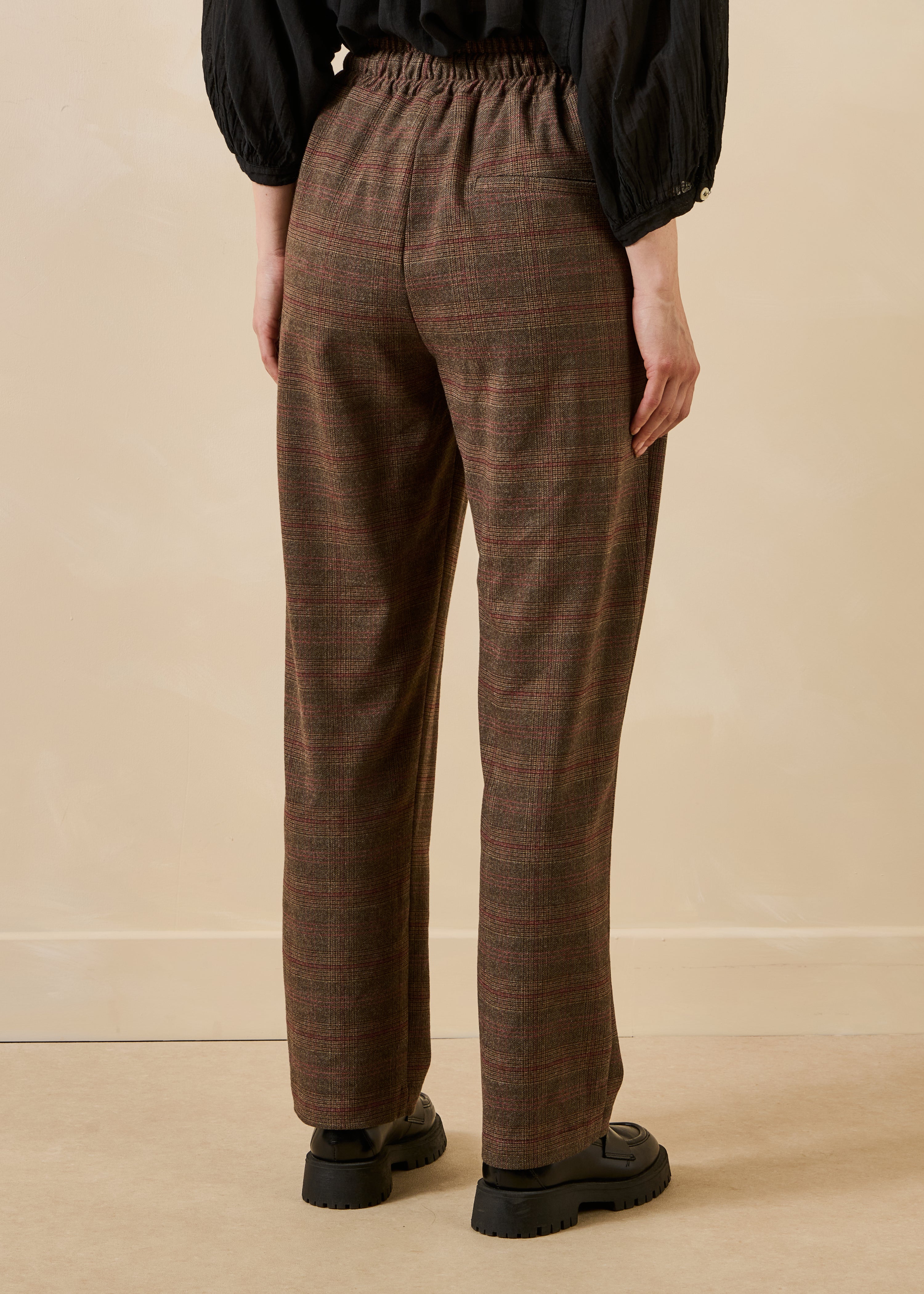 Brown checked carrot pants with elastic waist