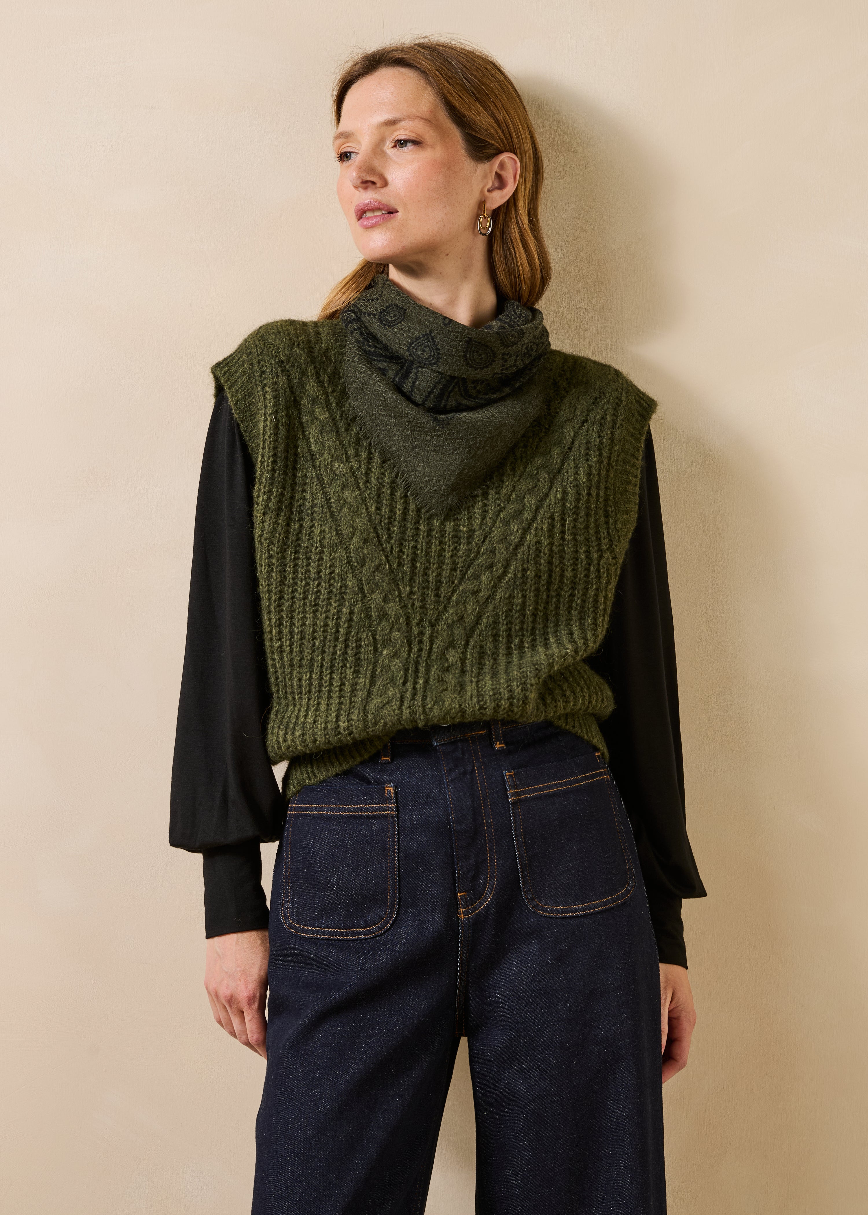 Ärmelloser Pullover in Kaki mit Perlmuster und Rundhalsausschnitt