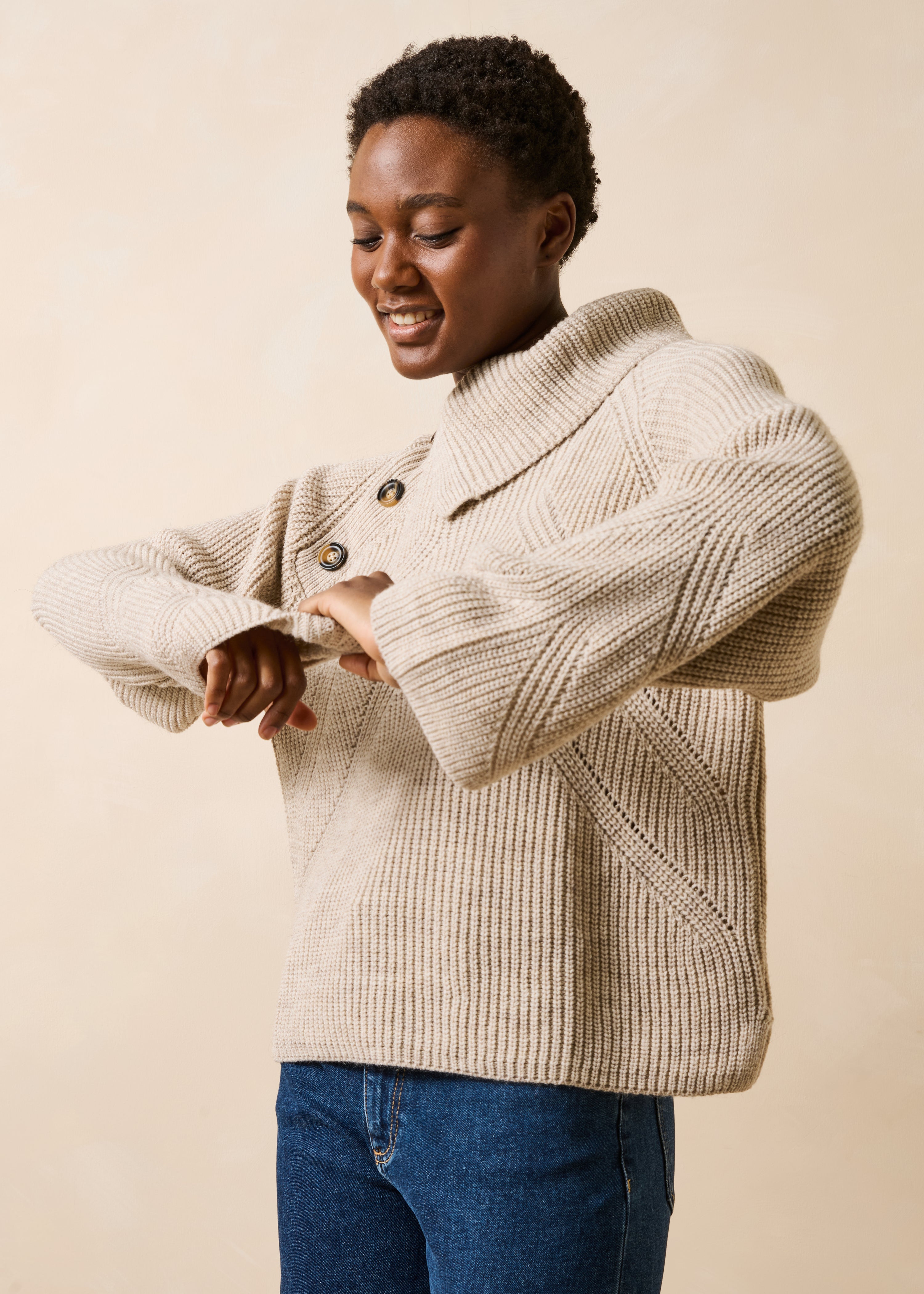Pull beige manches longues col asymétrique