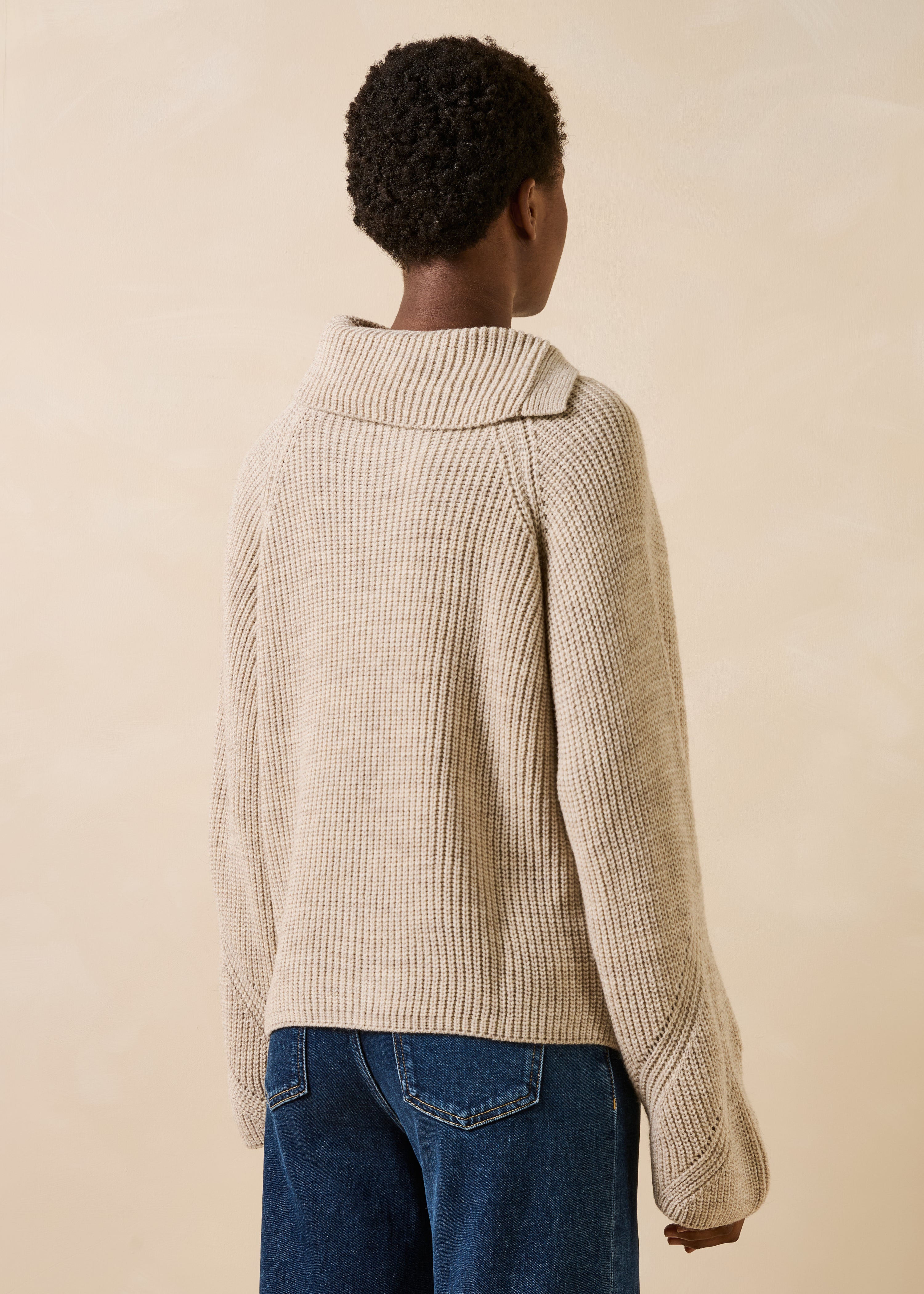 Pull beige manches longues col asymétrique