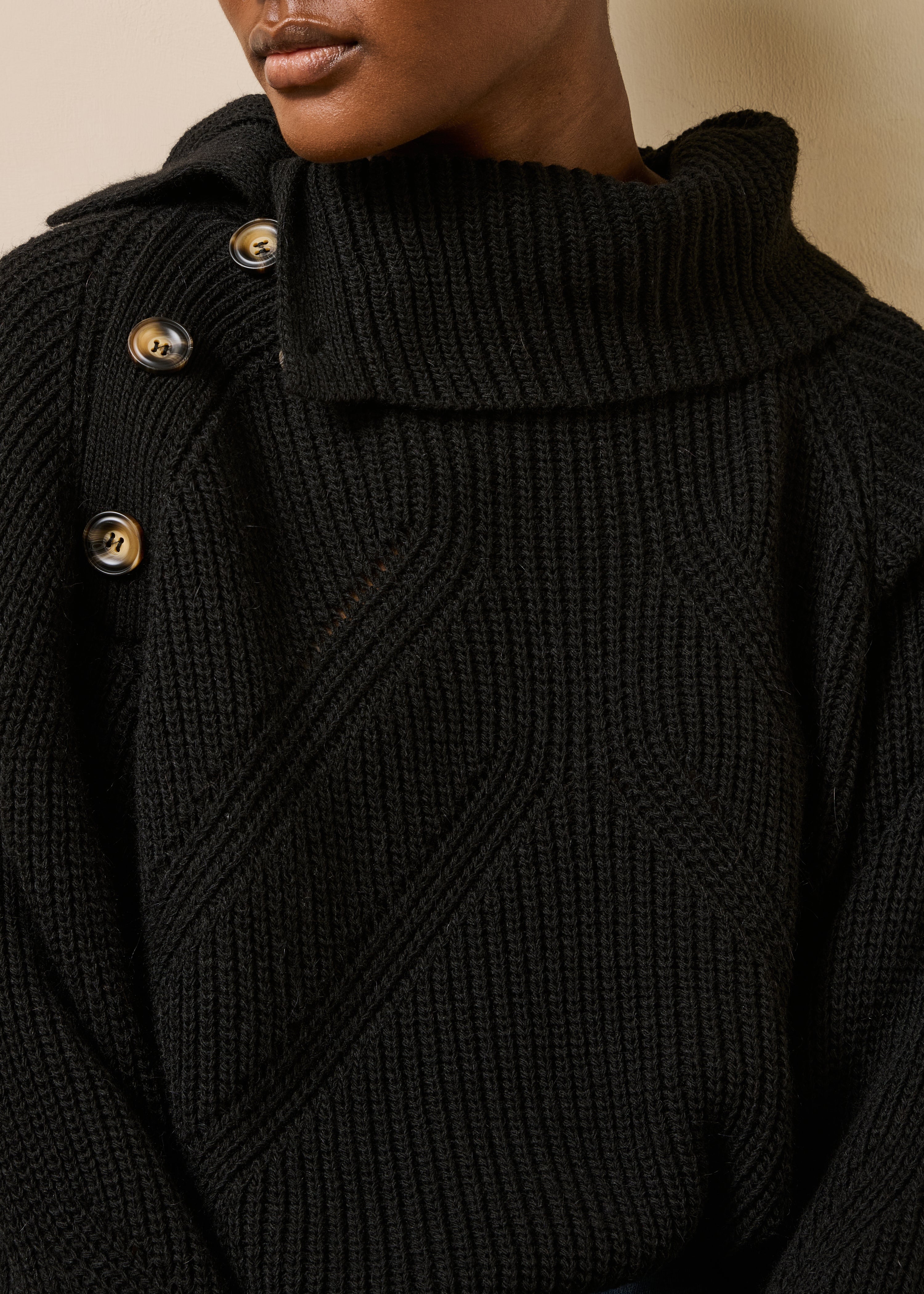 Pull noir manches longues col asymétrique