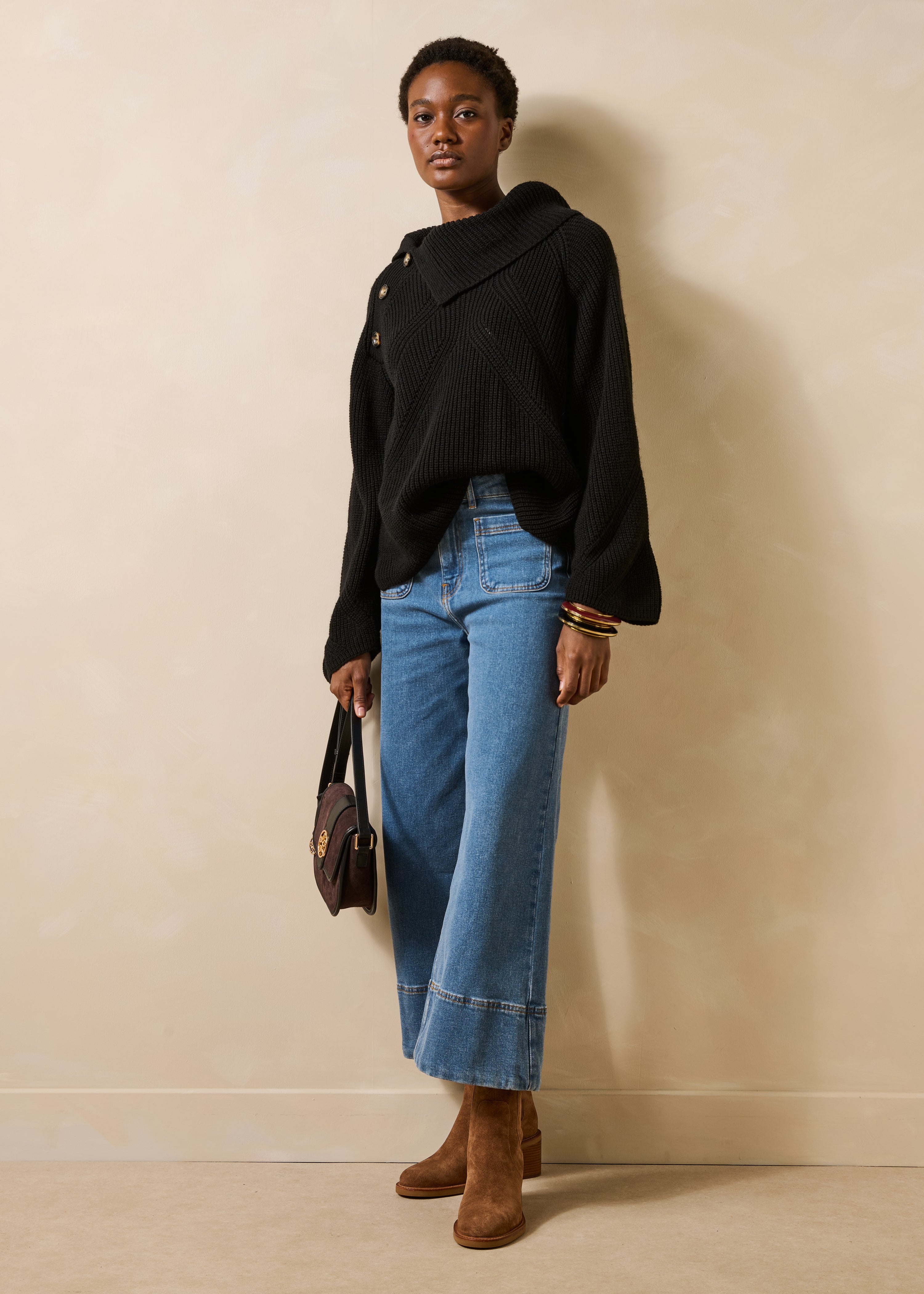 Pull noir manches longues col asymétrique