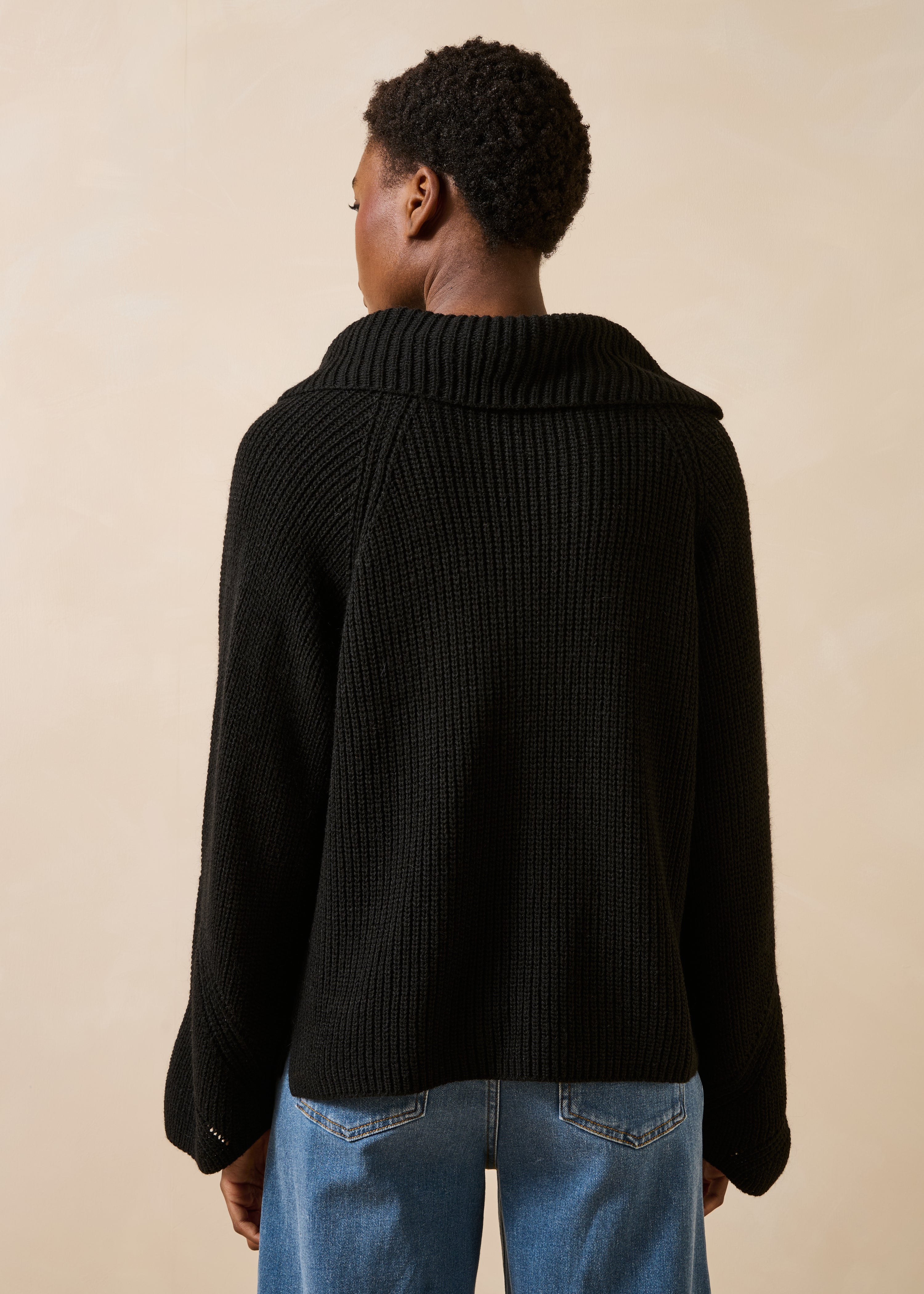 Pull noir manches longues col asymétrique