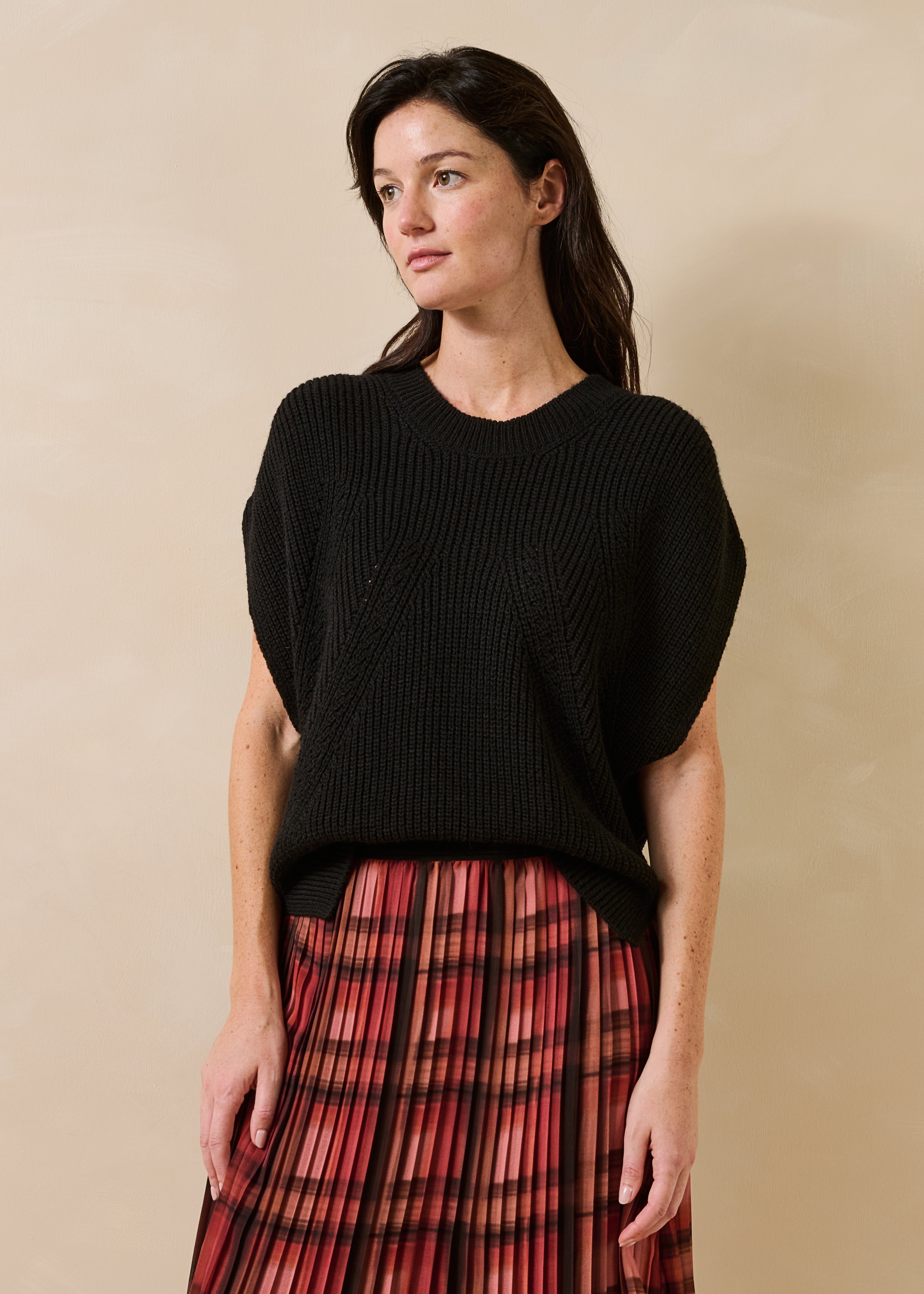 Pull noir manches courtes col rond