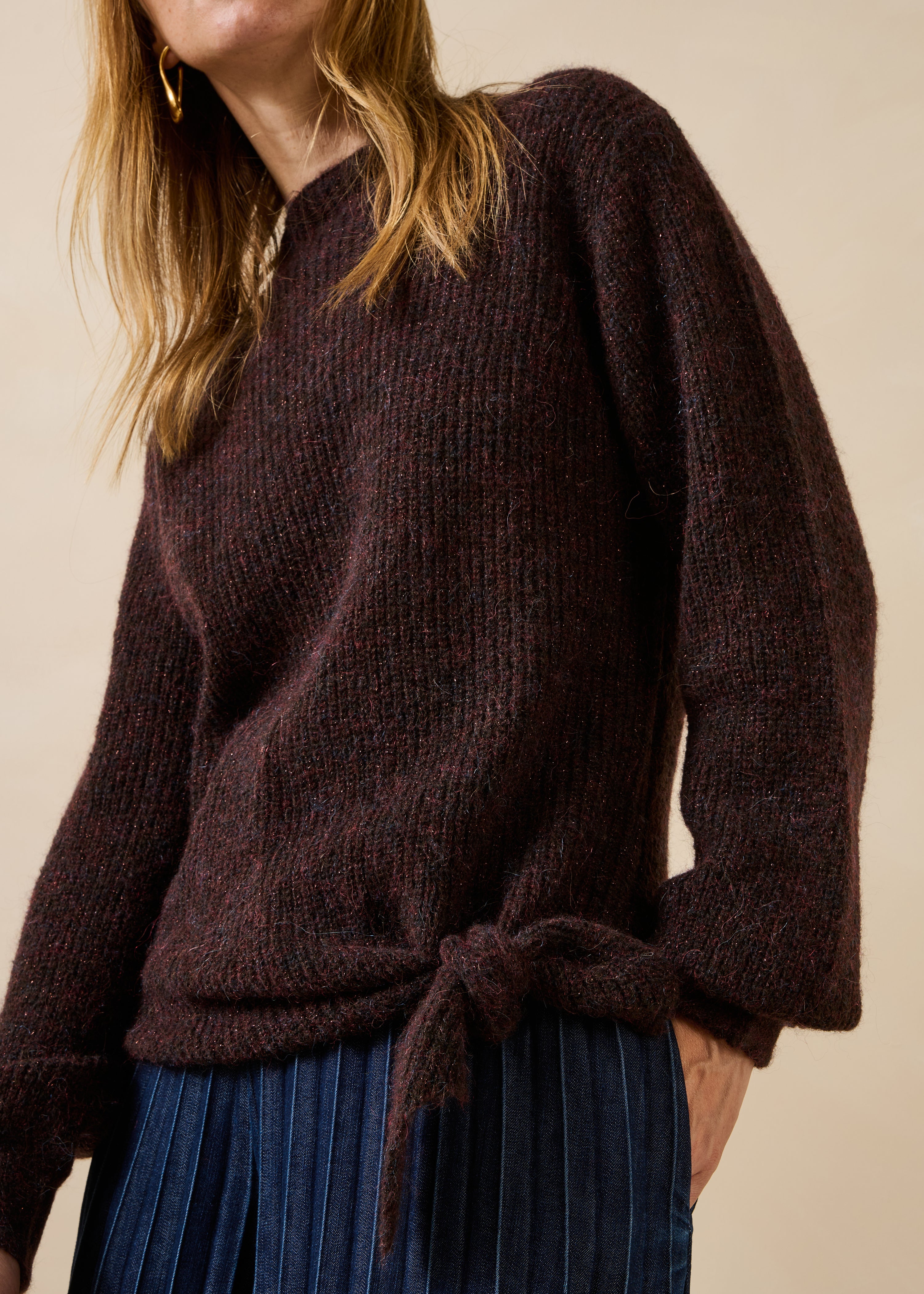 Brauner Pullover mit langen Ärmeln und Stehkragen