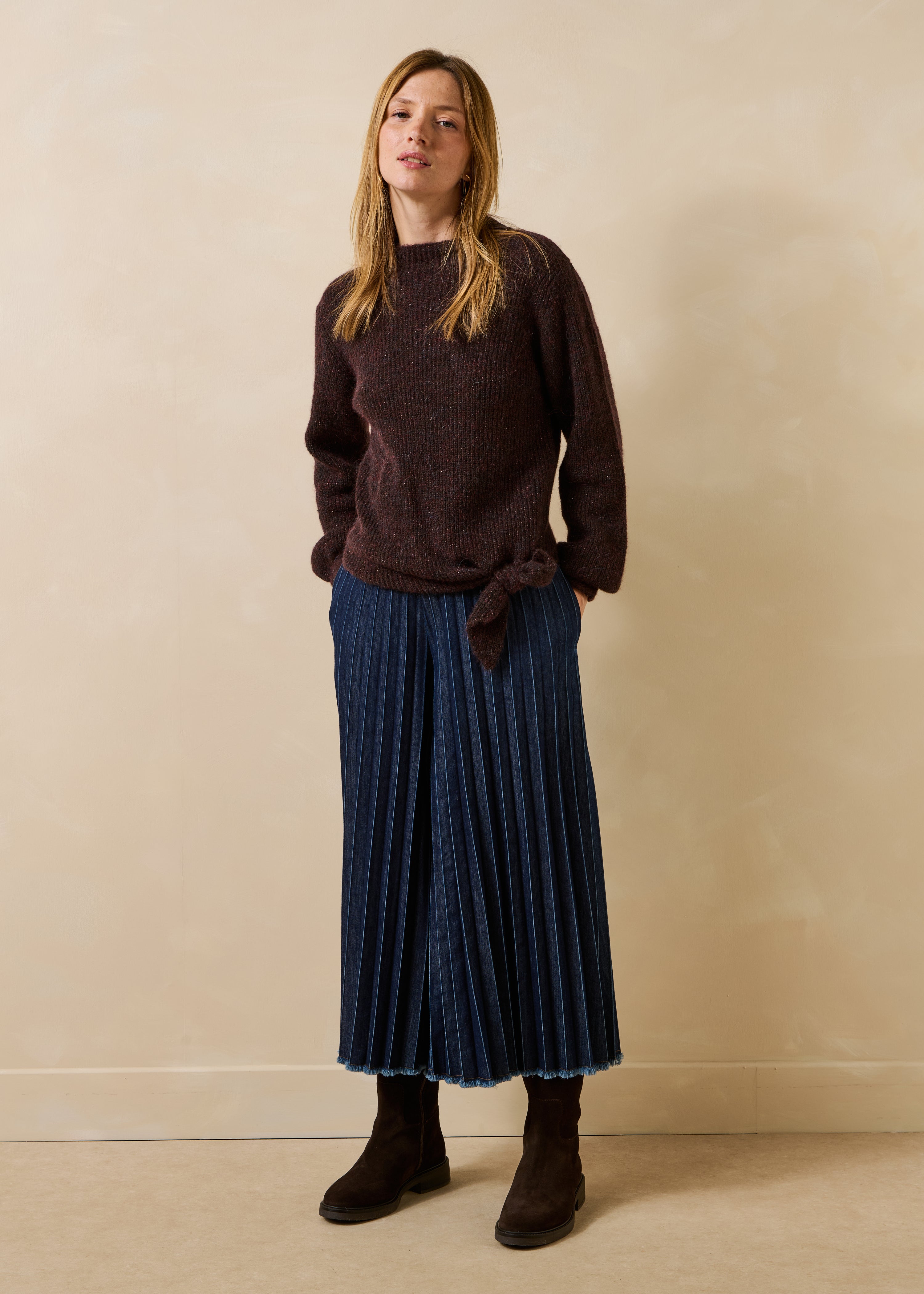 Brauner Pullover mit langen Ärmeln und Stehkragen