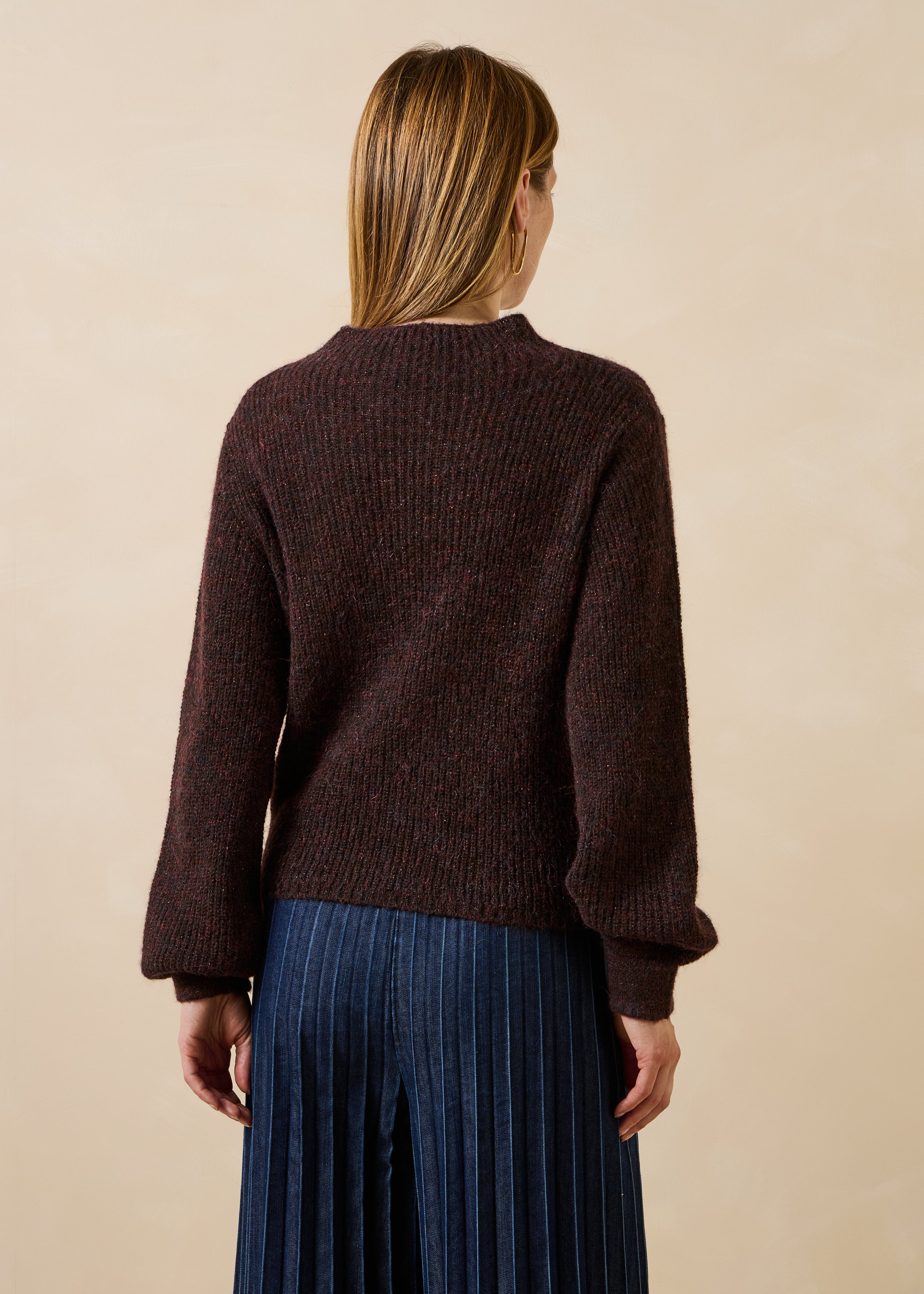 Brauner Pullover mit langen Ärmeln und Stehkragen